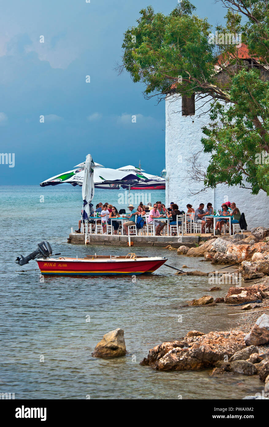 Alte Windmühle eine Taverne ('MYLOS Taverna') der Stadt Skiathos Skiathos Island, Nördliche Sporaden, Magnessia, Thessalien, Griechenland umgewandelt. Stockfoto