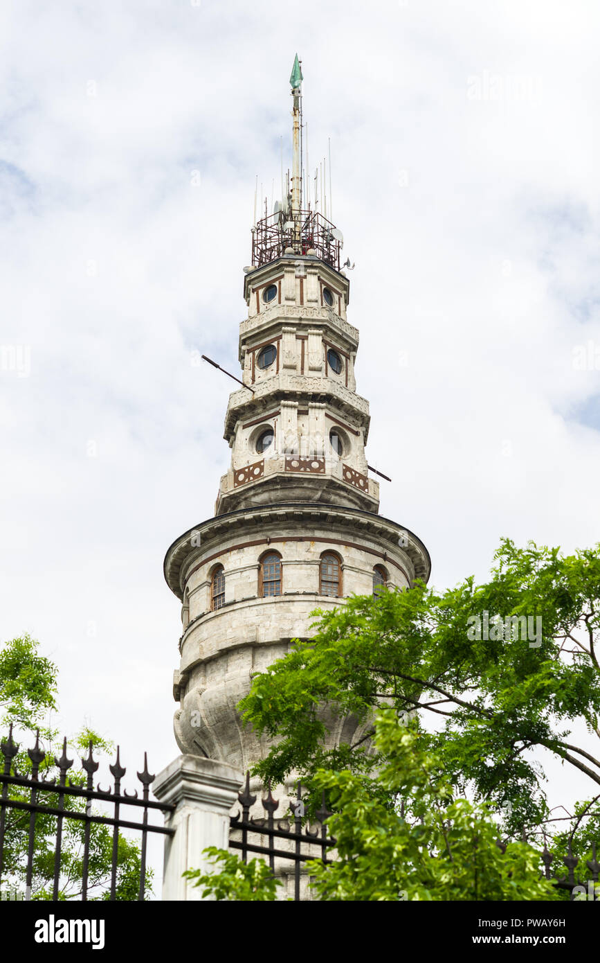 Beyazıt Tower, der ebenfalls den Namen Seraskier Turm, ist ein Fire-Watch Tower jetzt als Wetter Turm der Universität Istanbul, Türkei verwendet Stockfoto