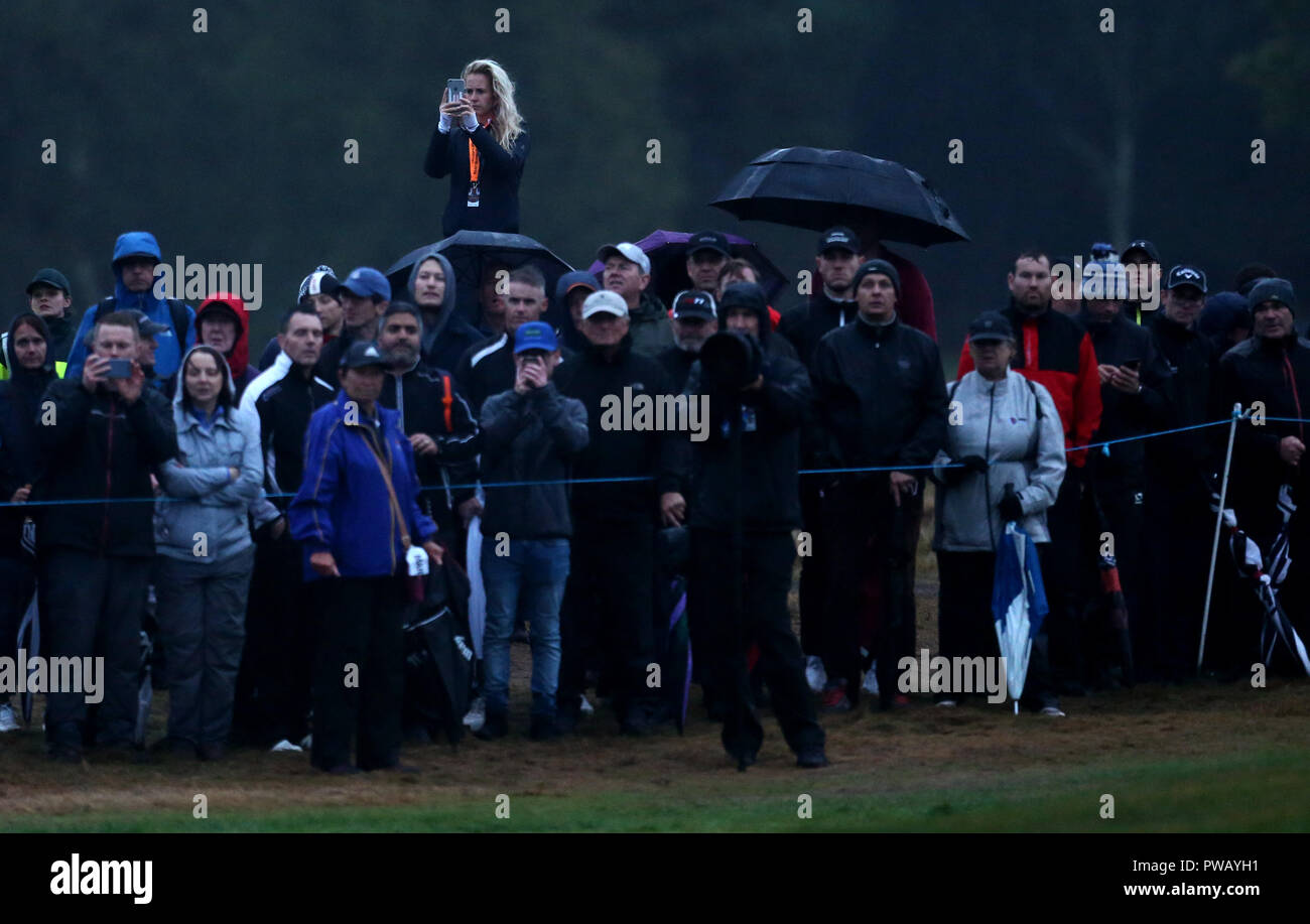 Allgemeiner Blick auf die Zuschauer während des vierten Tages der British Masters im Walton Heath Golf Club, Surrey. DRÜCKEN SIE VERBANDSFOTO. Bilddatum: Sonntag, 14. Oktober 2018. Siehe PA Geschichte GOLF Masters. Bildnachweis sollte lauten: Steven Paston/PA Wire. . Stockfoto