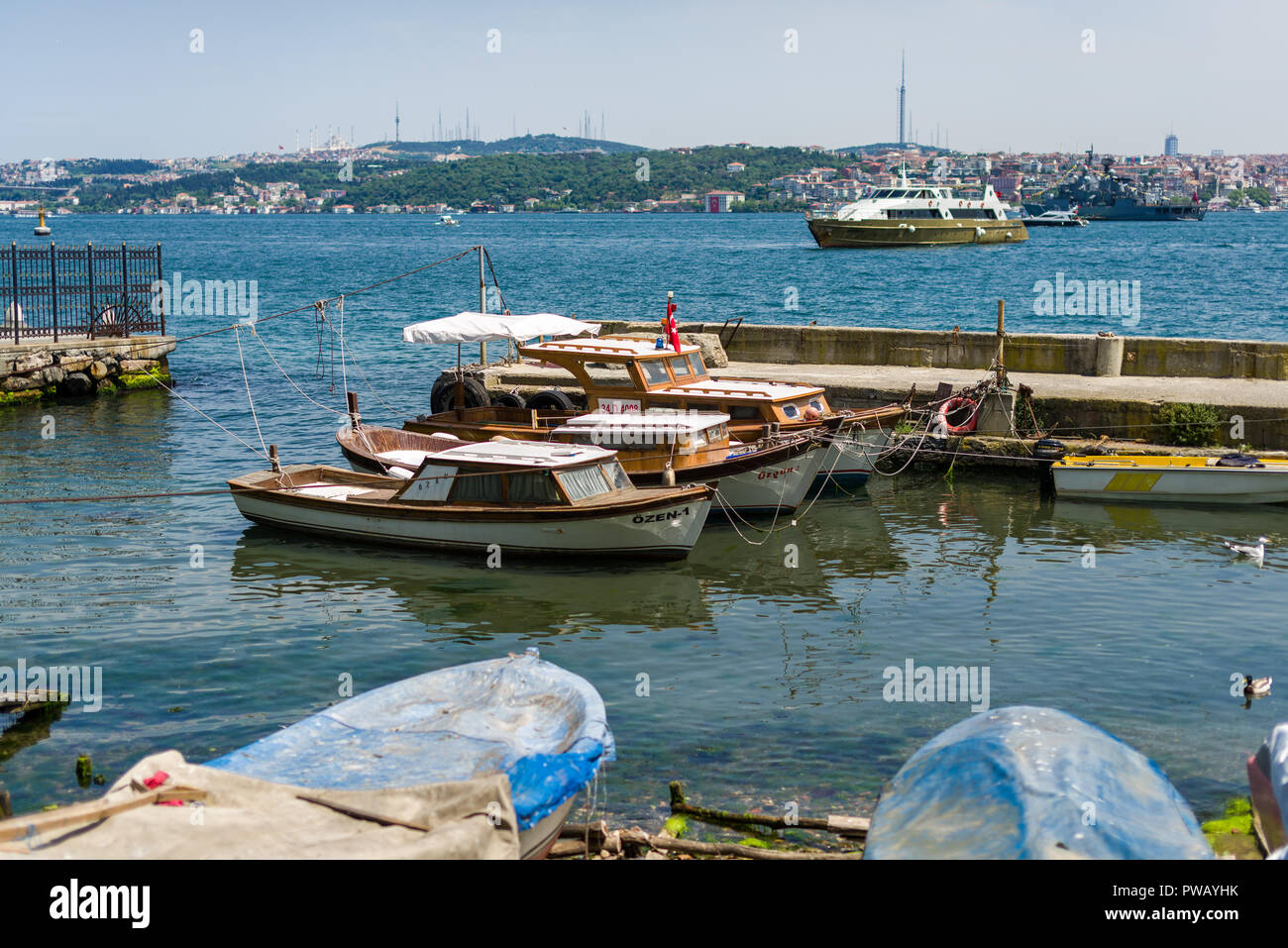 Kleine Fischerboote gebunden in einen kleinen Hafen mit Bosporus im Hintergrund, Istanbul, Türkei Stockfoto
