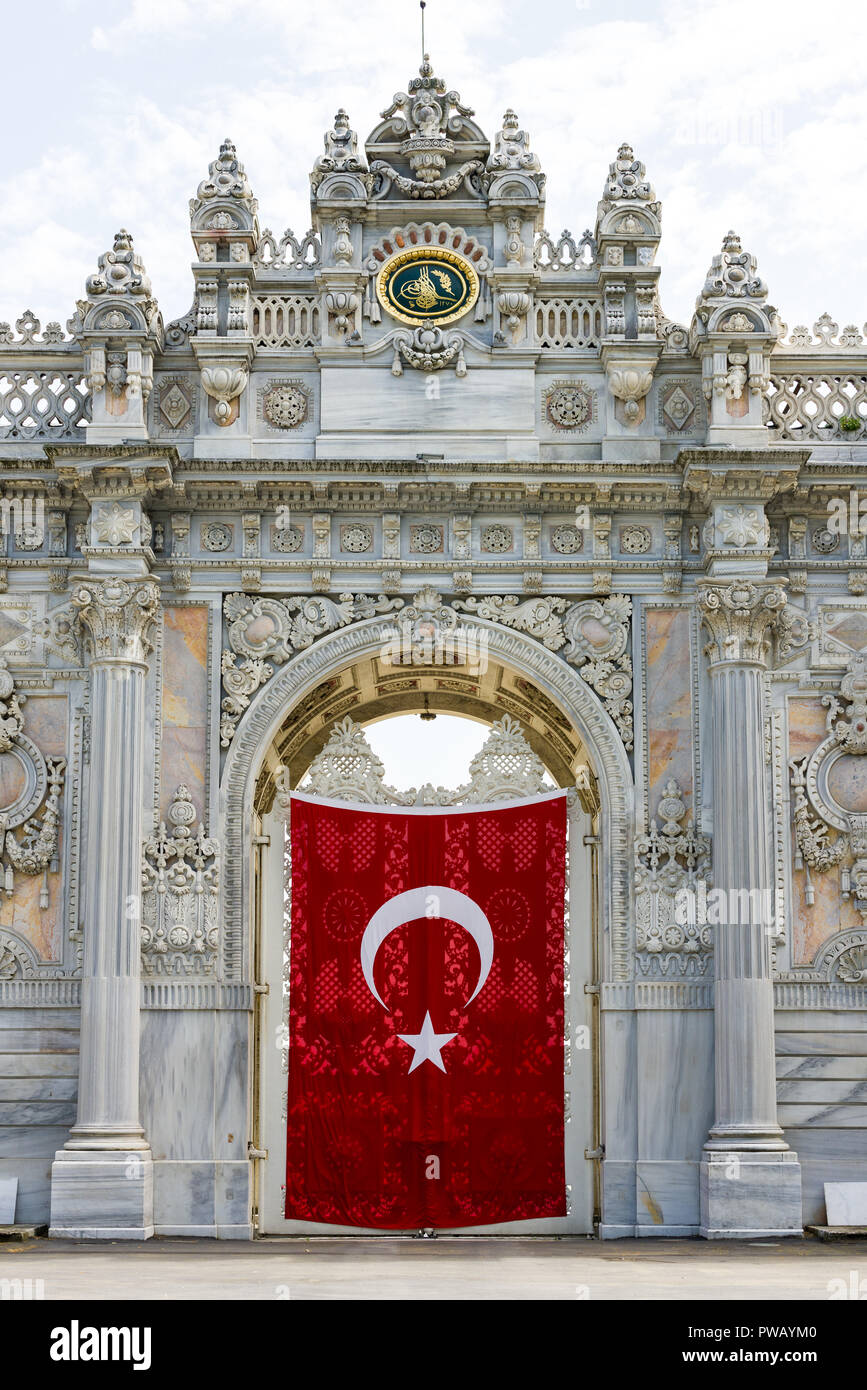 Reich verzierten Stein Eingang Dolmabahçe-Palast mit großen türkischen Flagge vor den Toren drapiert, Istanbul, Türkei Stockfoto