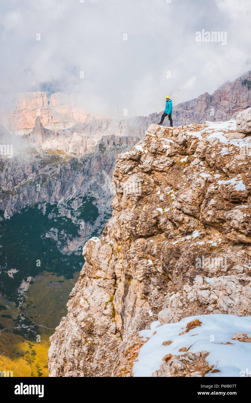 Frau an der Spitze rock Dolomiten Sella Ronda Stockfoto