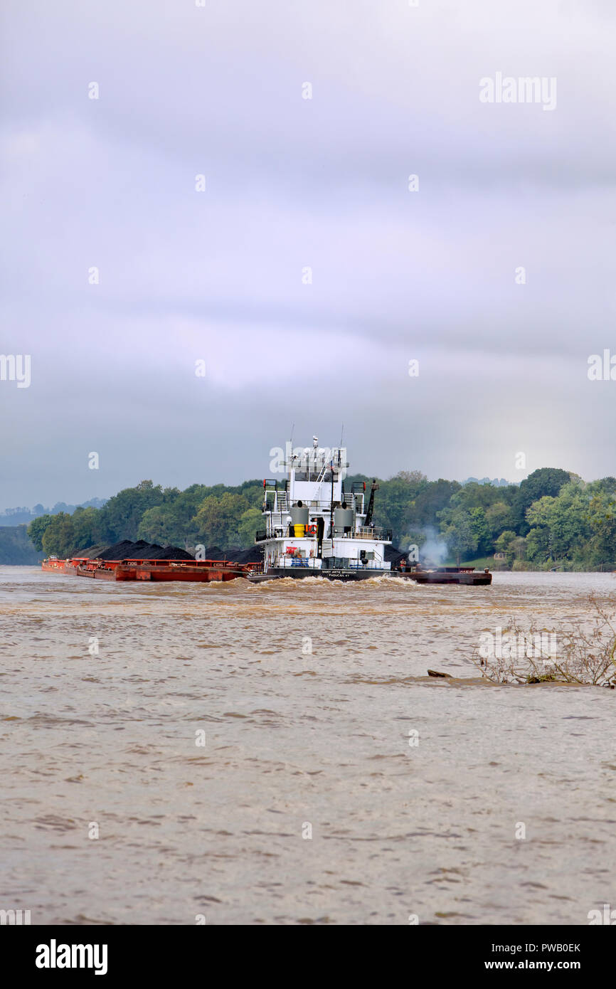 Tugboat 'Mary Artie Brannon, Paducah, KY' drücken Kohle beladenen Lastkähne flussabwärts, Ohio River, Parkersburg, West Virginia. Stockfoto