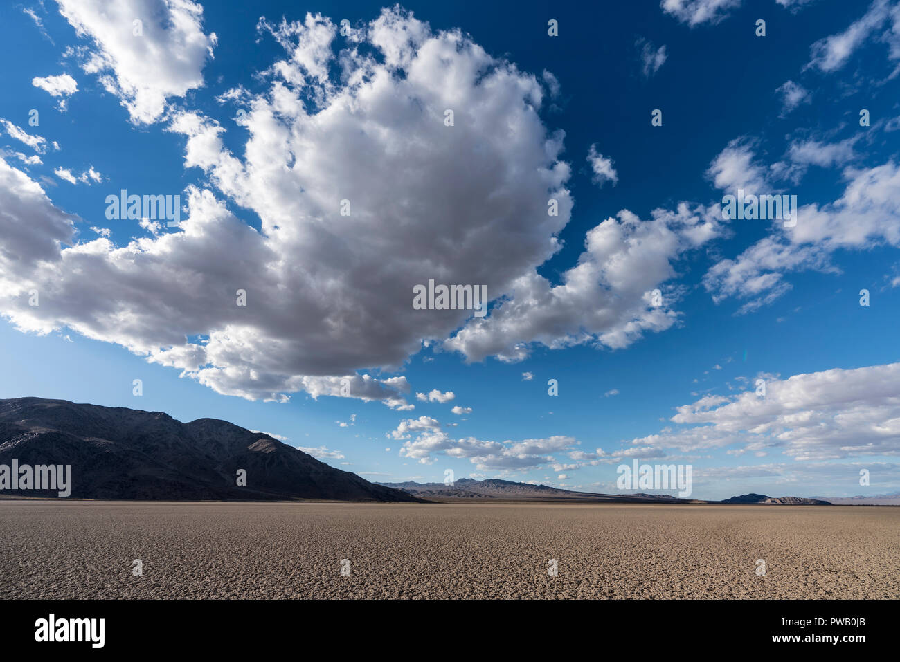 Trockene Wüste See mit Nachmittag Wolken am Ende der Mojave River in der Nähe von Zzyzx, Kalifornien. Stockfoto