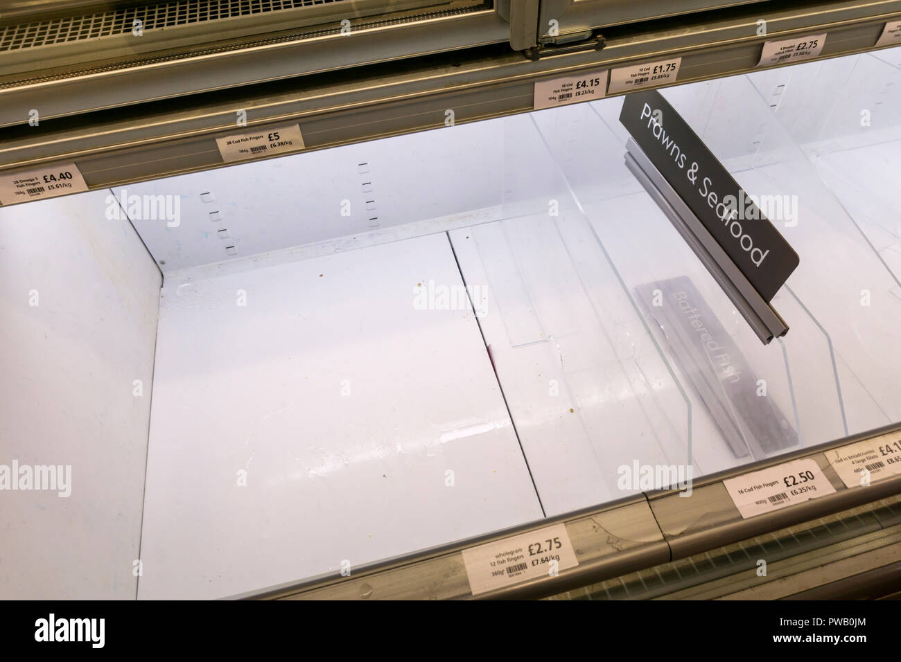 Leere Kühltruhe in einem britischen Supermarkt. Stockfoto