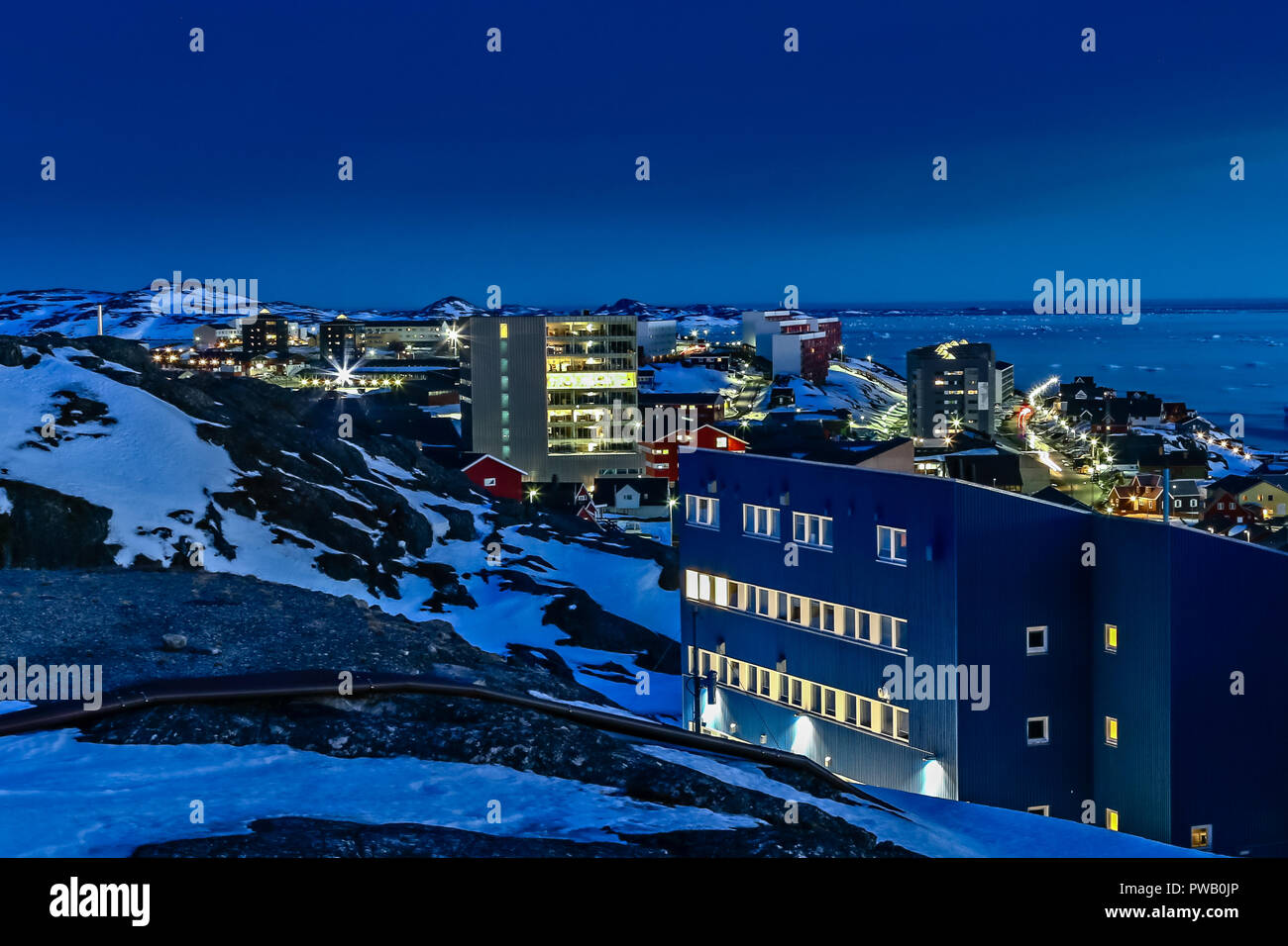 Nacht der Innenstadt von Straßen und Gebäuden von Greelandic Hauptstadt Nuuk, Grönland Stockfoto