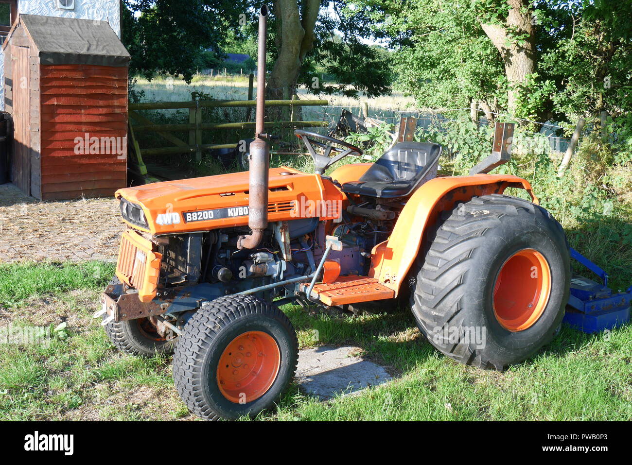 Kubota B 8200 Allrad Schlepper auf einem Bauernhof in Snowdonia, North Wales Stockfoto