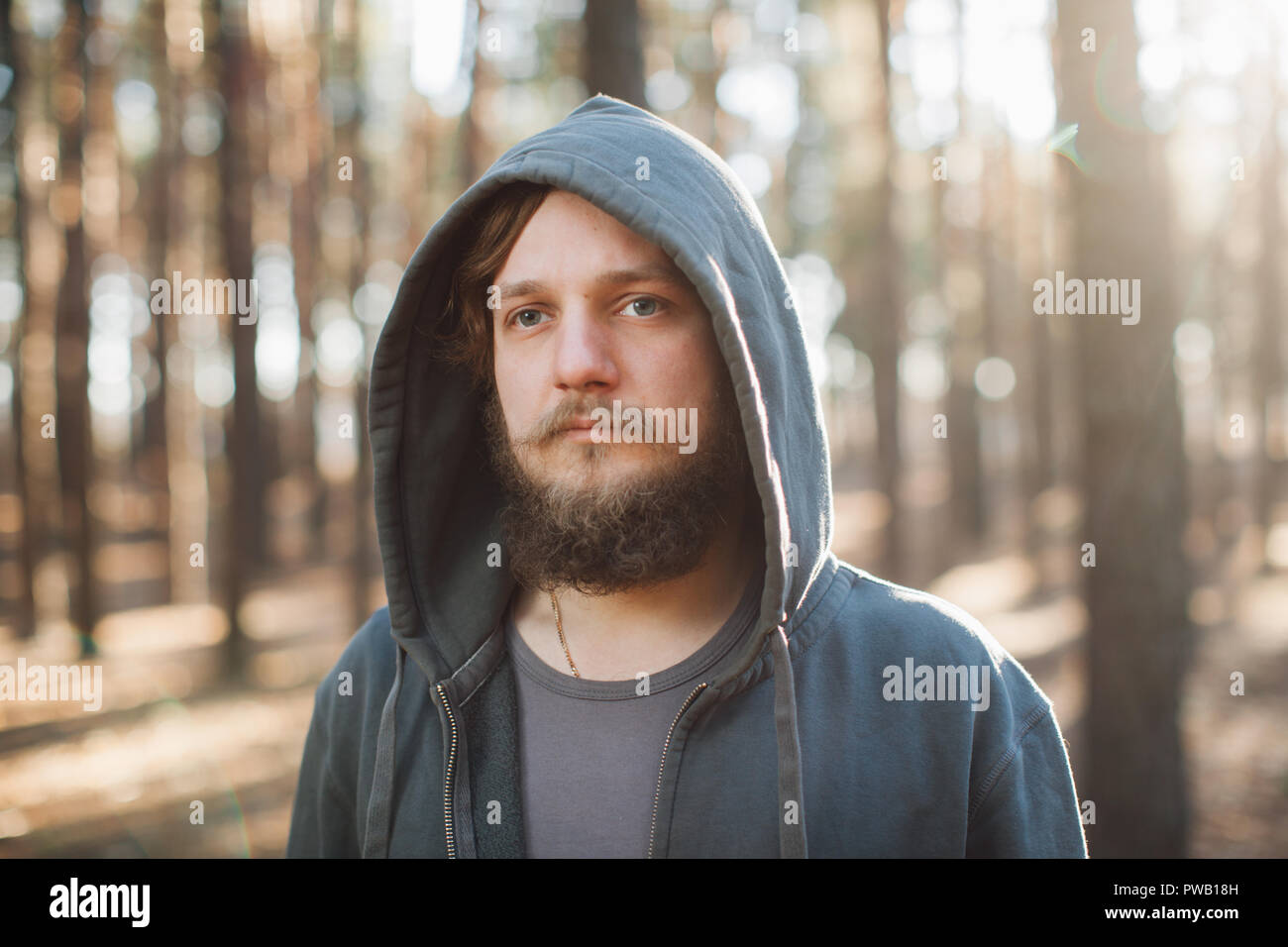 Mann steht im Wald und einfach nur Entspannen wie Homies in Dunkelblau goodie Herunterschalten Konzept gekleidet Stockfoto