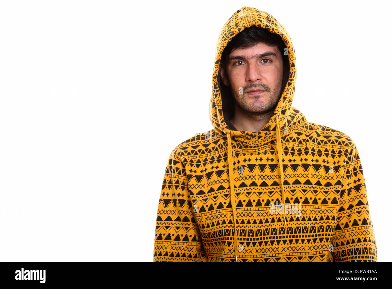 Studio shot der jungen Persischen Mann hoodie tragen Stockfoto