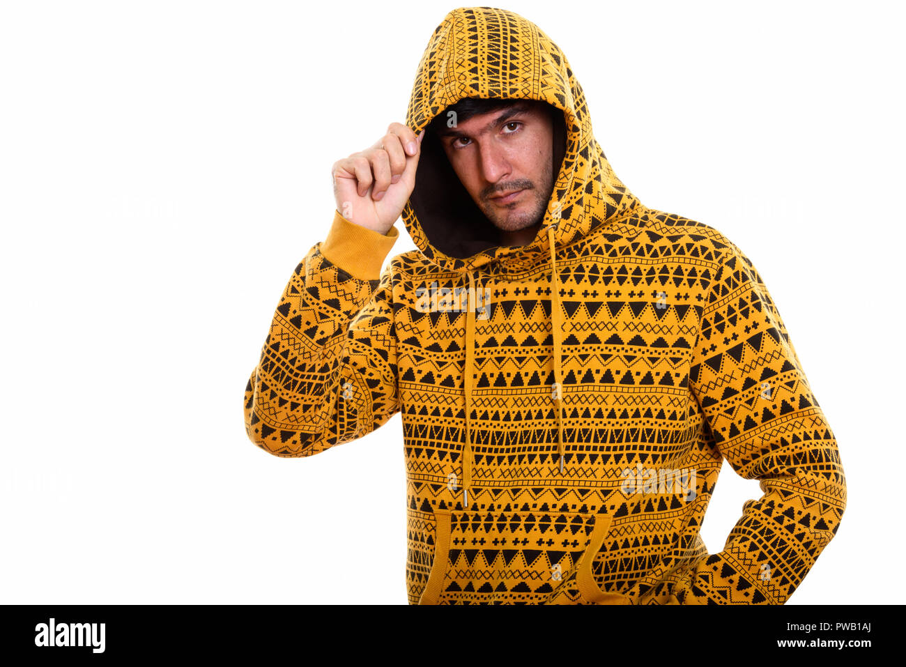 Studio shot der jungen Persischen Mann tragen und halten Hoodie Stockfoto