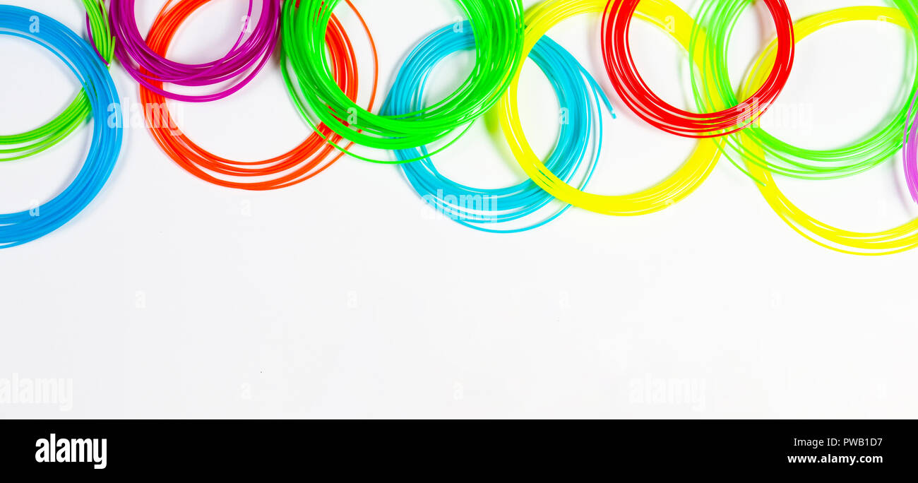 Bunte 3d-pen Filamente auf weißem Hintergrund, Ansicht von oben Stockfoto