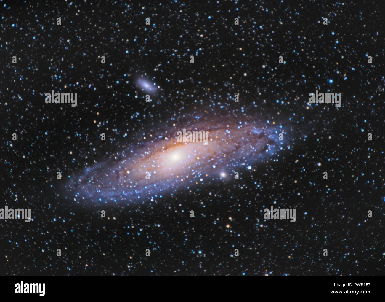 M31, Andromeda-galaxie über Entzia Berge in Spanien Stockfoto