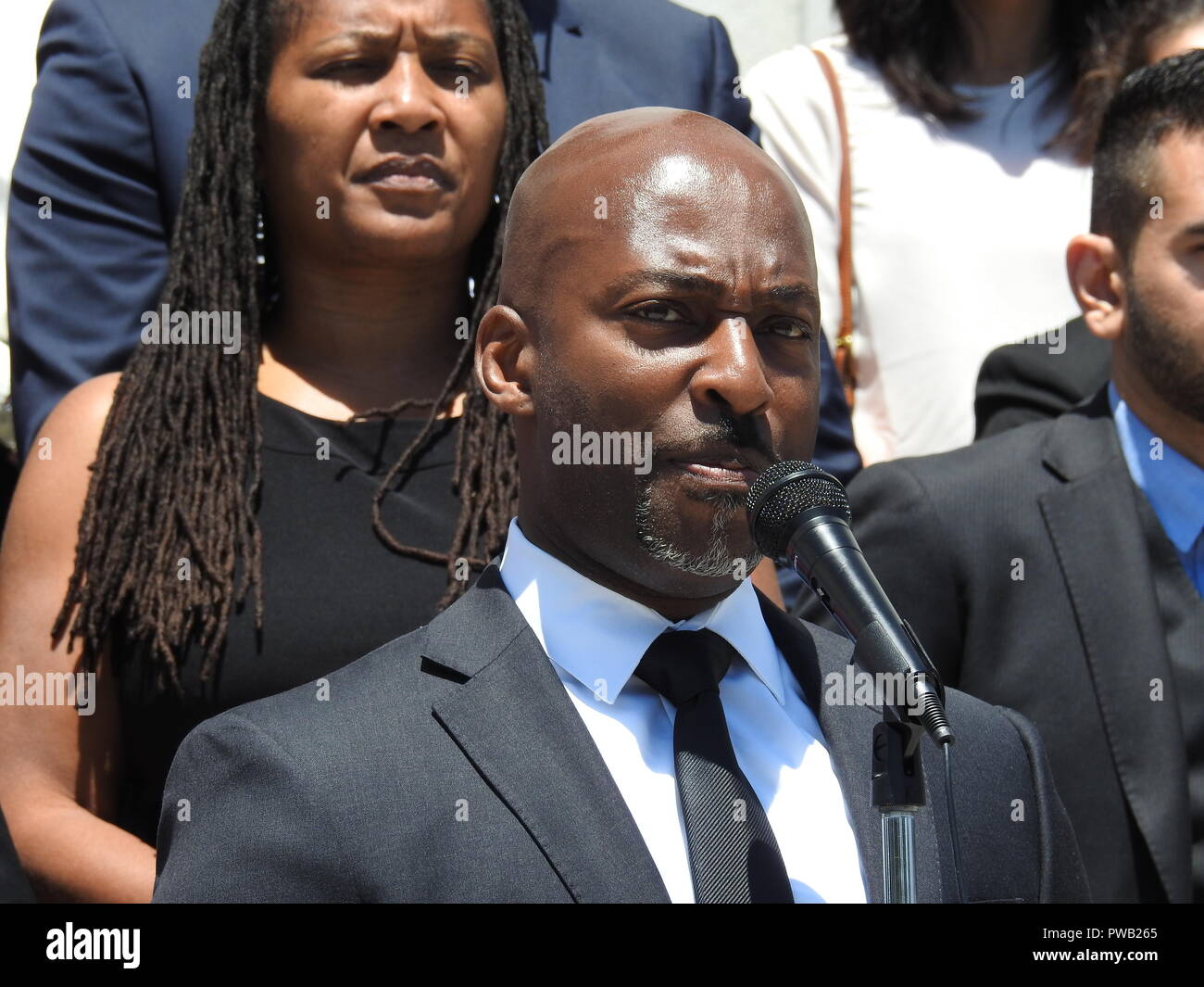 Alameda County Public Defender Brendon Holz auf einer Pressekonferenz am 29. Juni 2017, außerhalb der Rene C. Davidson Gerichtsgebäude in Oakland, Kalifornien, auf den Gerichtshof anrufen nicht County breite Anklageerhebungen in ein neues Gericht in Dublin zu halten. Stockfoto