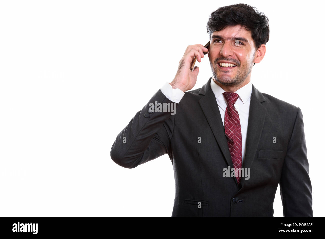 Nachdenkliche junge glücklich Persischen Geschäftsmann lächelnd, während im Gespräch Stockfoto
