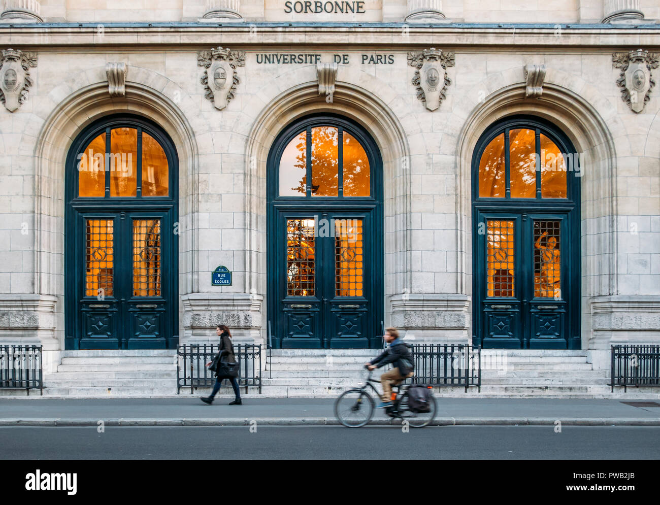 Paris, Frankreich, 13.Oktober 2018: Fußgänger und Radfahrer mit der Außenfassade des renommierten Universität Sorbonne in Paris, Frankreich Stockfoto