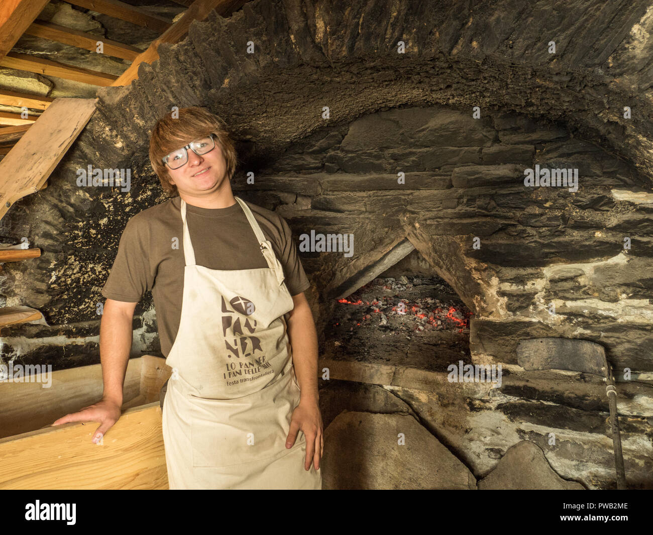 Freiwillige während der "Schwarzbrot" festial in Gaby, einem Dorf im Gressoney Tal, in der Region Aosta Tal'NW Italien Stockfoto