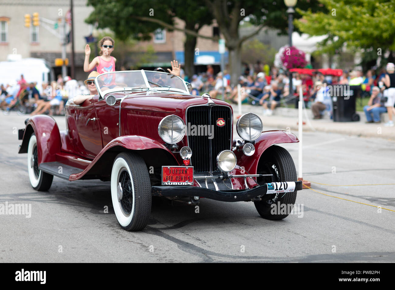 Auburn, Indiana, USA - 9. September 2018 die Auburn Cord Duesenberg Festival, ein Auburn classic car hinunter die Straße während der Parade fahren Stockfoto