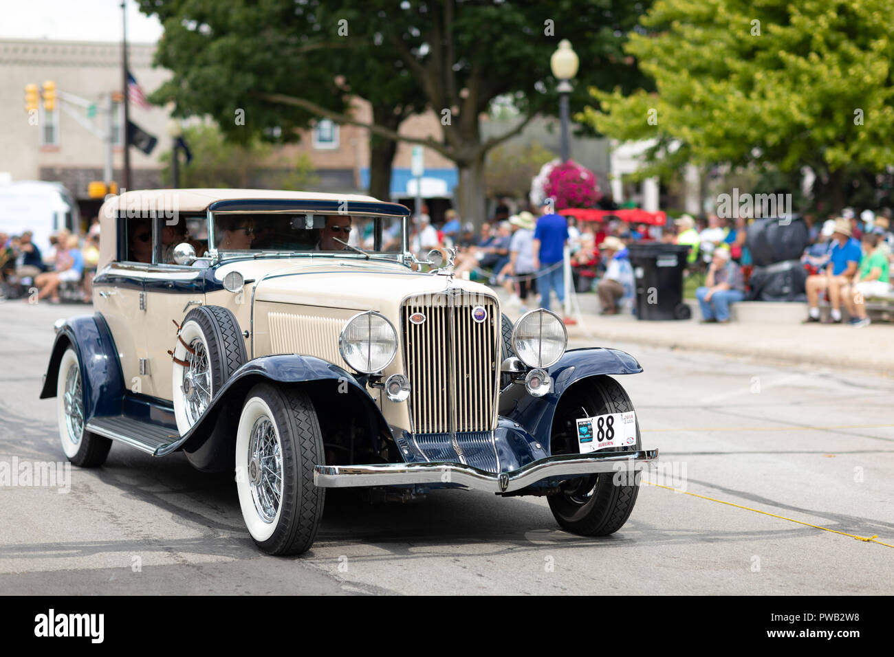 Auburn, Indiana, USA - 9. September 2018 die Auburn Cord Duesenberg Festival, ein Auburn classic car hinunter die Straße während der Parade fahren Stockfoto