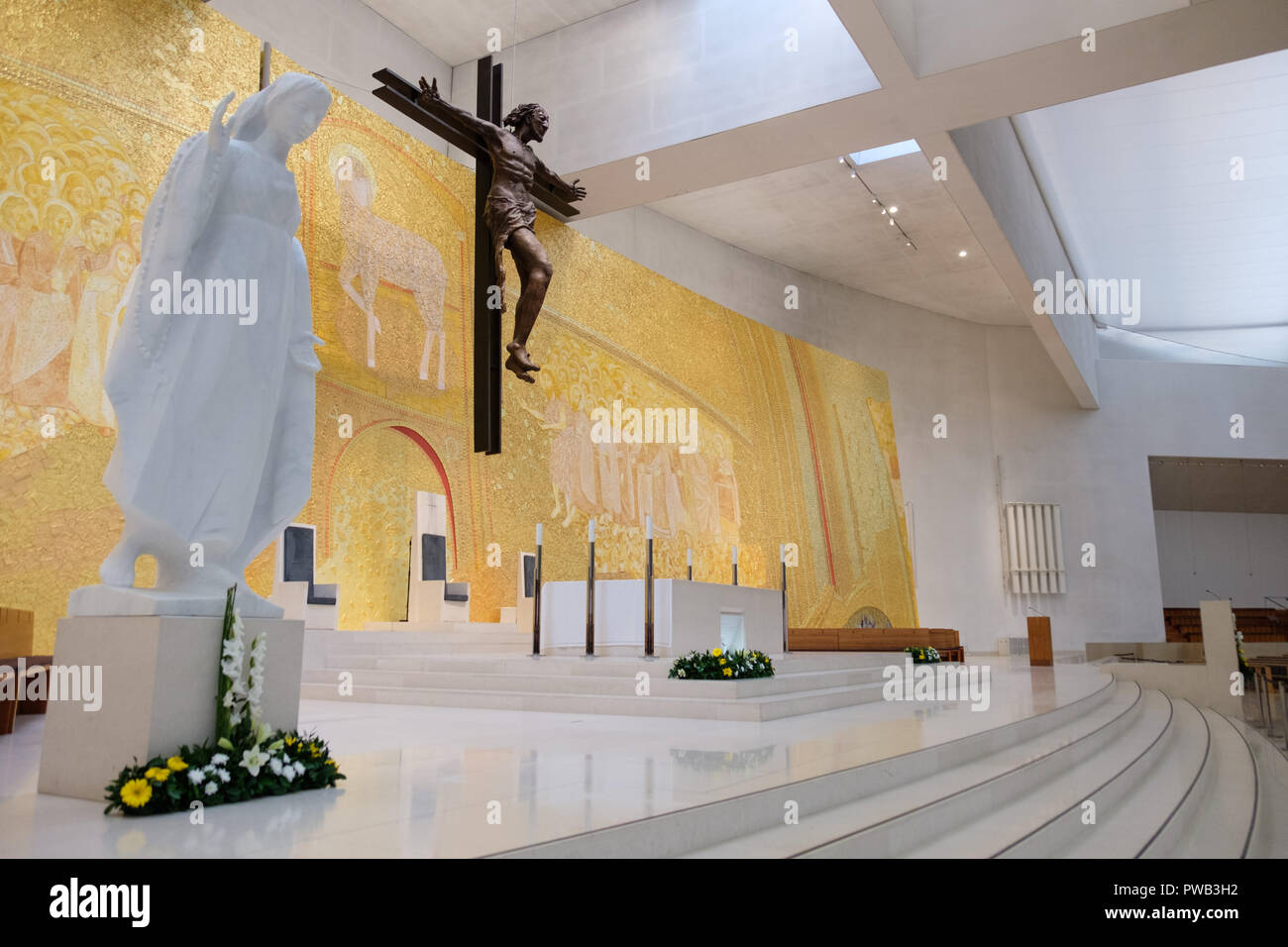 Altar der Basilika der Heiligen Dreifaltigkeit in der Wallfahrtskirche Unserer Lieben Frau von Fatima, in Fatima, Portugal, Europa Stockfoto