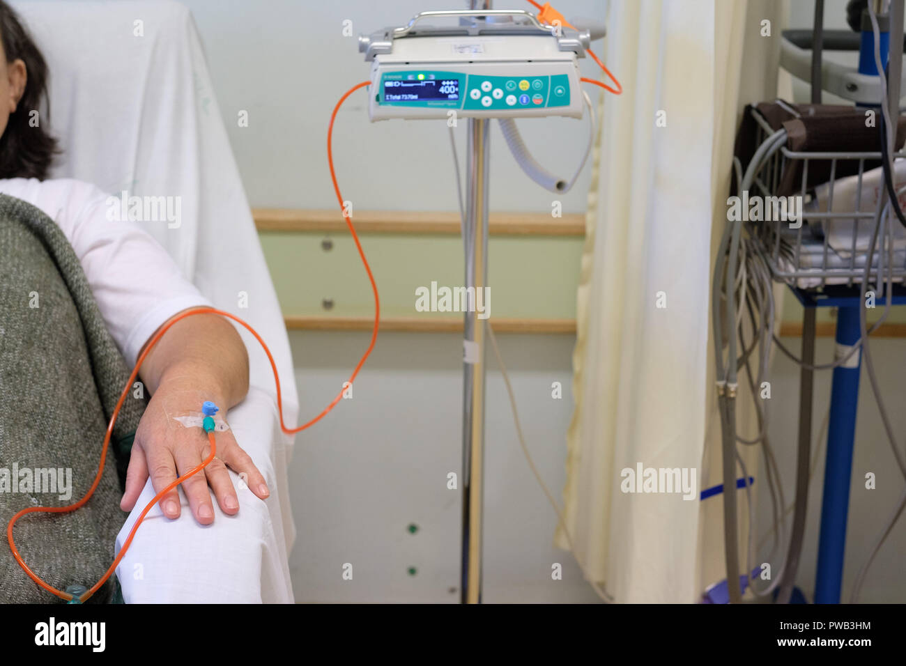 Patienten, die eine Chemotherapie erhalten, die im Krankenhaus Stockfoto