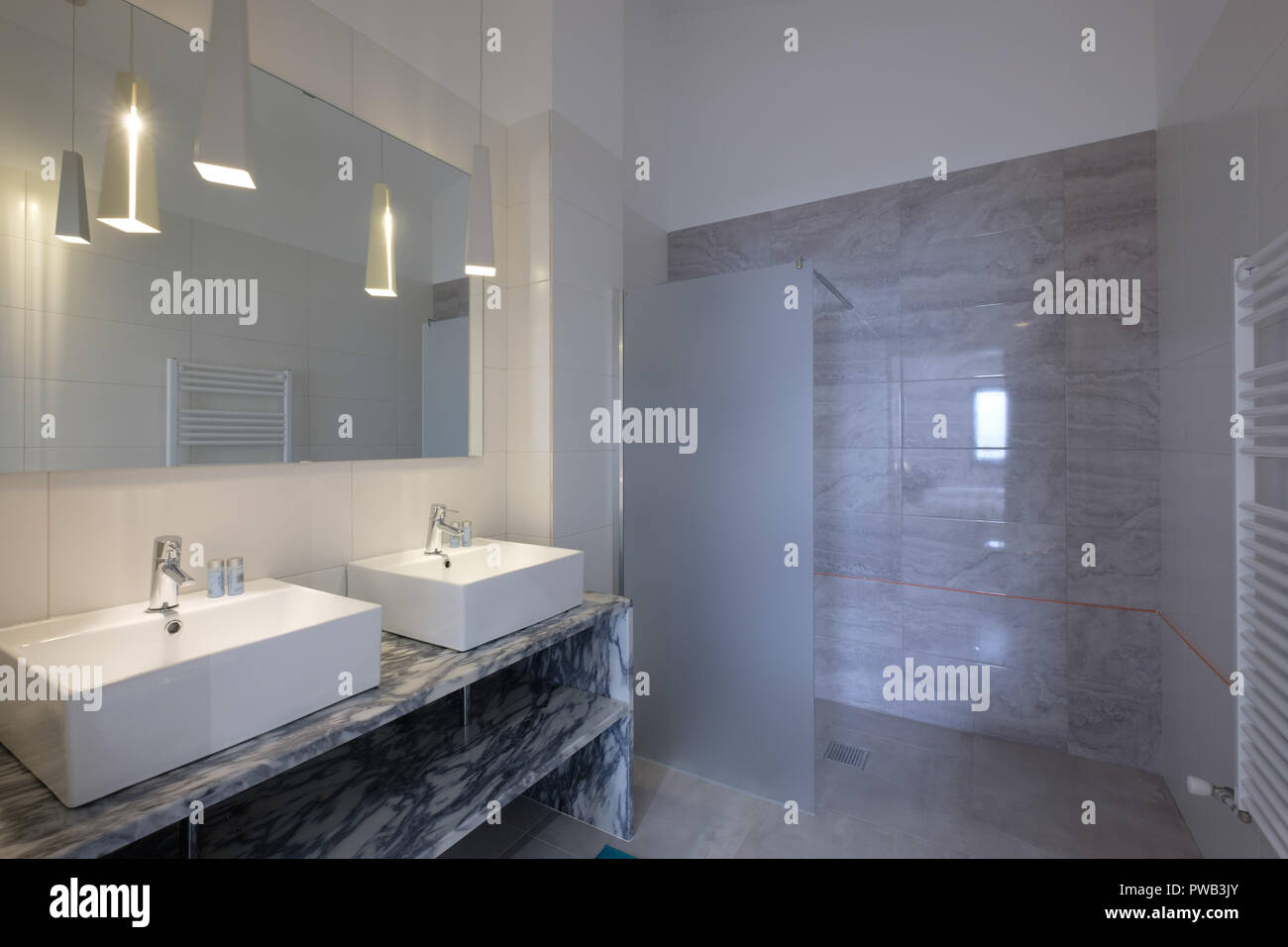Geräumiges, modernes Bad mit Doppelwaschbecken und ein großer Spiegel Stockfoto