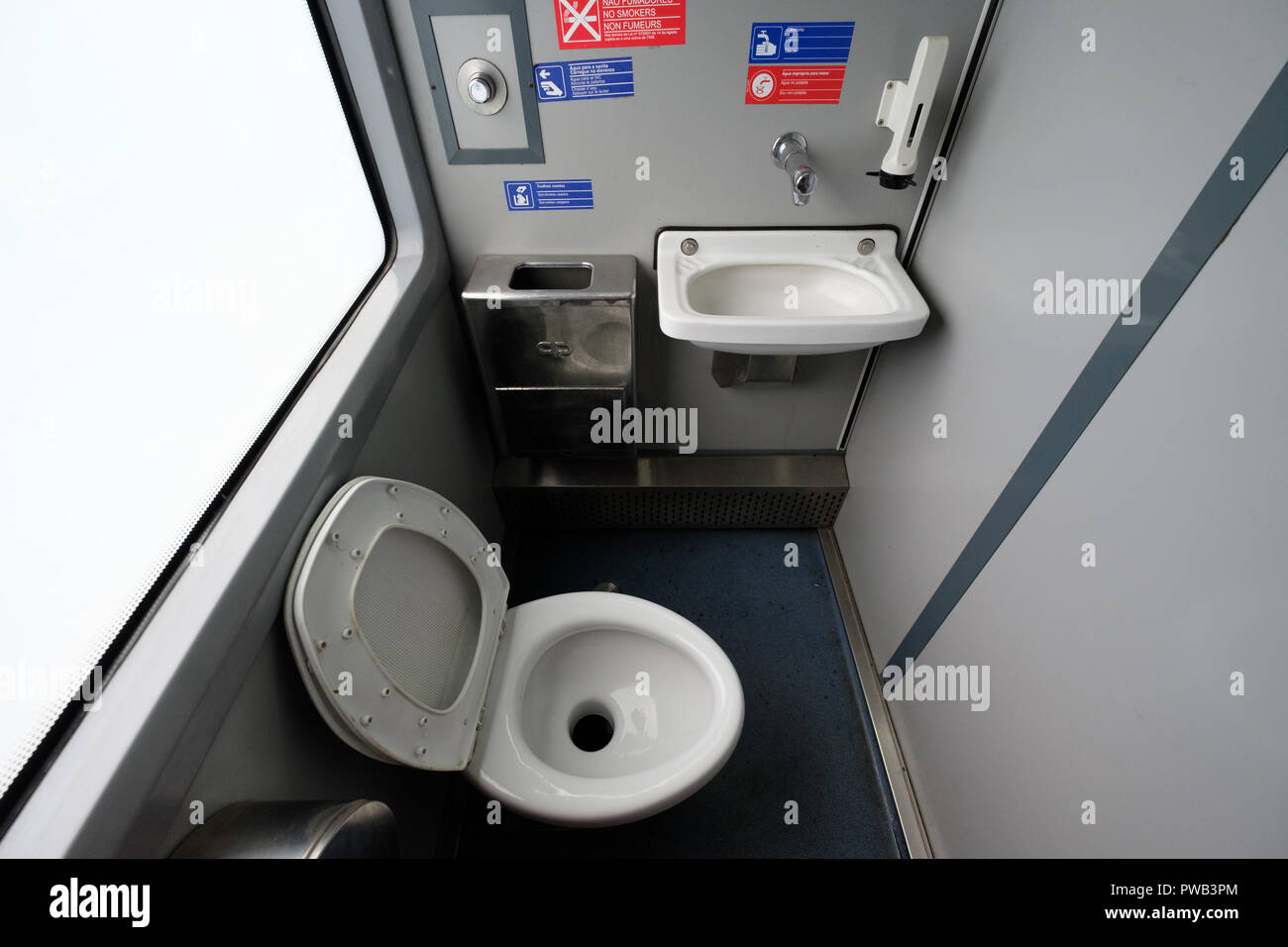 Kleine Toilette in einem Zug Stockfoto