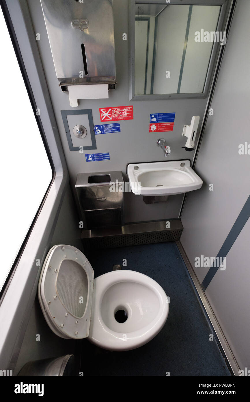 Kleine Toilette in einem Zug Stockfoto