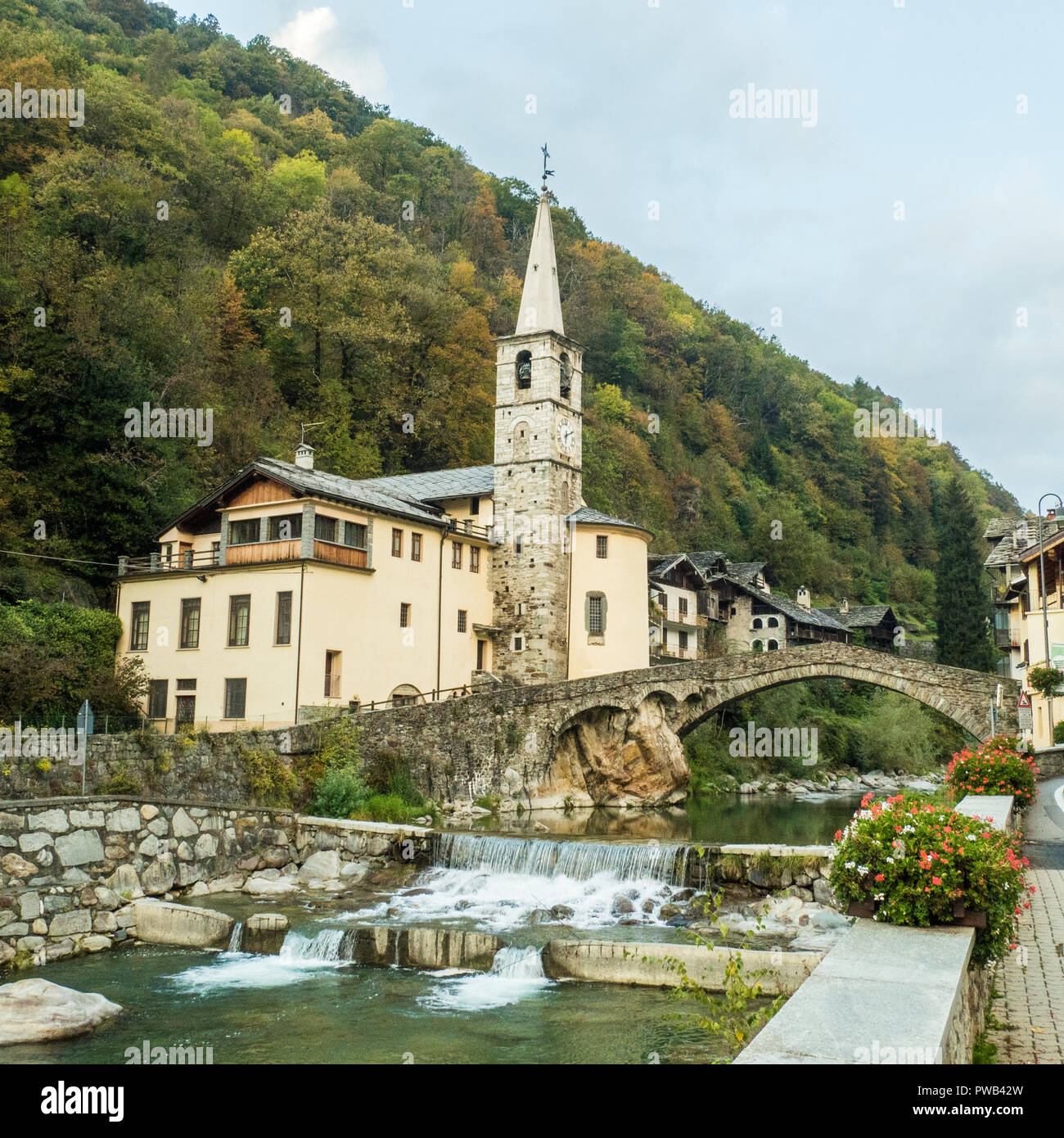 Kirche & Brücke über Lys River bei Fontainemore, einem Dorf im Gressoney Tal, in der Region Aosta Tal'NW Italien Stockfoto