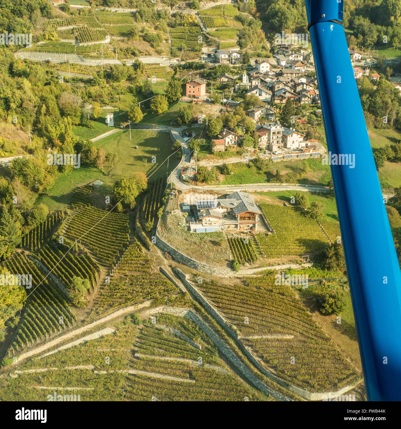 Les Granges Bio-Weinberg (unten Mitte) in der Nähe von Nus & Fenis von oben gesehen, Aostatal Region NW Italien. Stockfoto