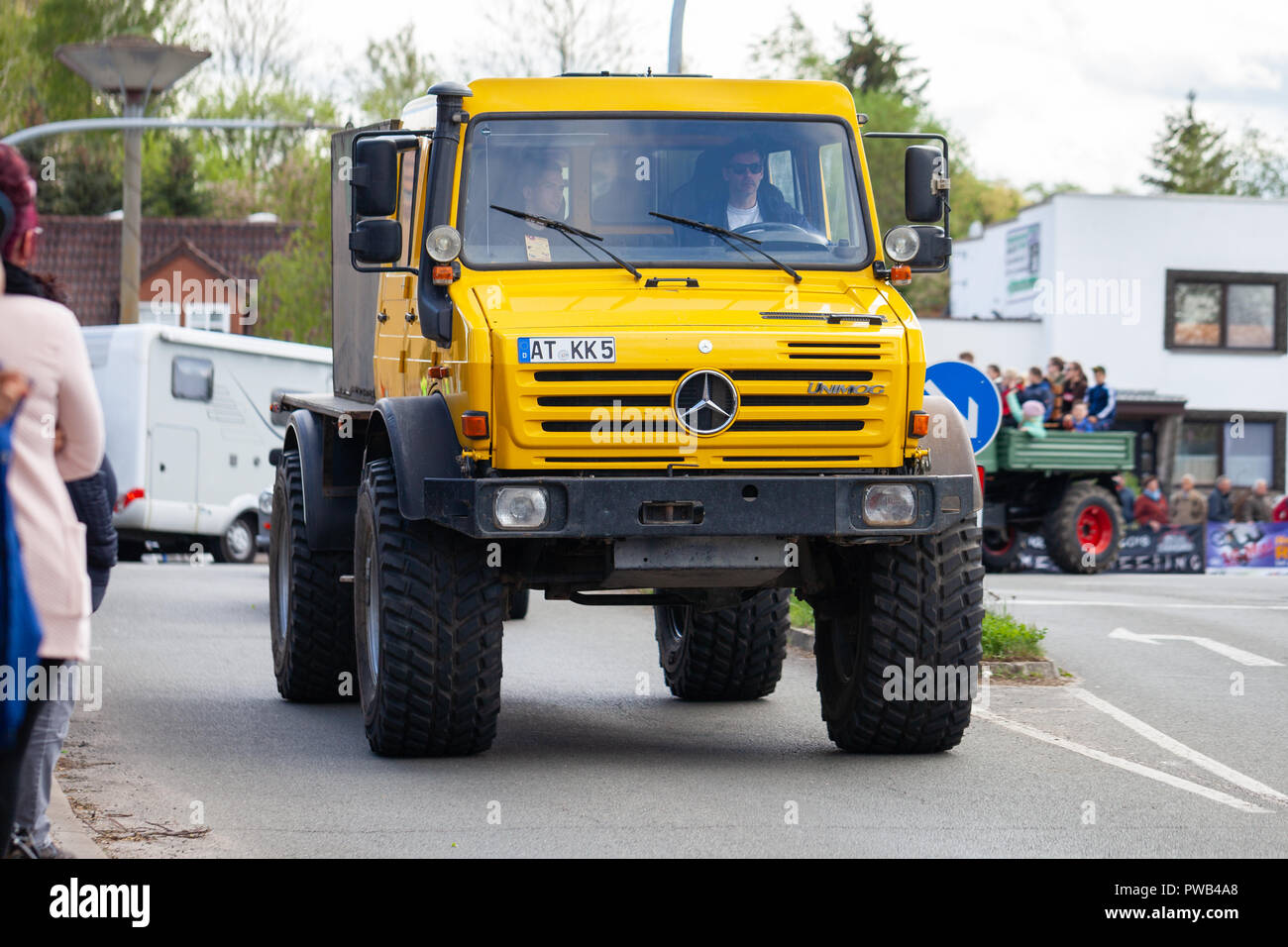 Offenbach/Deutschland - Mai 1, 2018: Mercedes Benz Unimog Laufwerke auf Straße an einem Oldtimer Show Stockfoto