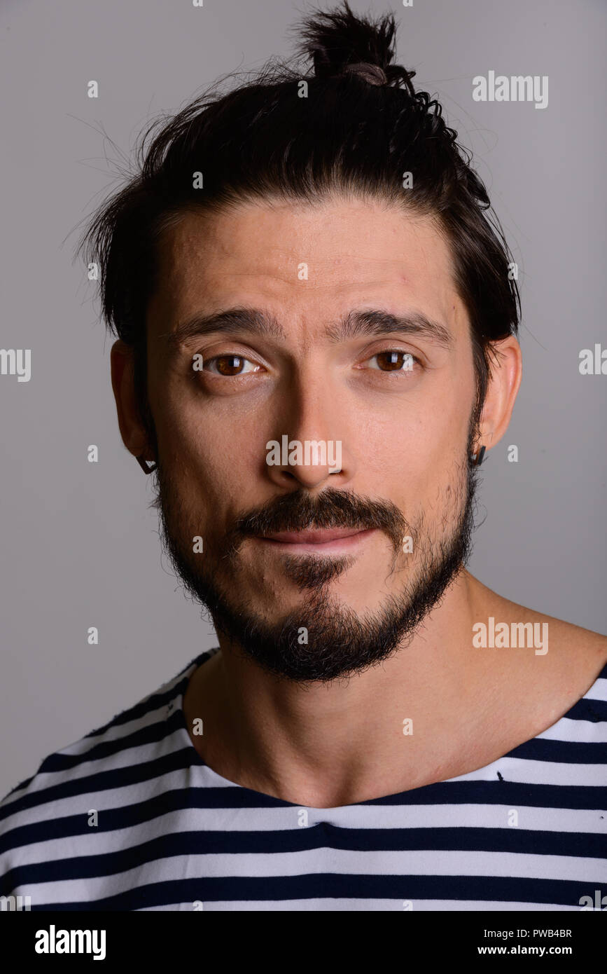 Angesichts des gutaussehenden Mann Haare gebunden zurück und beißen Lippe Stockfoto