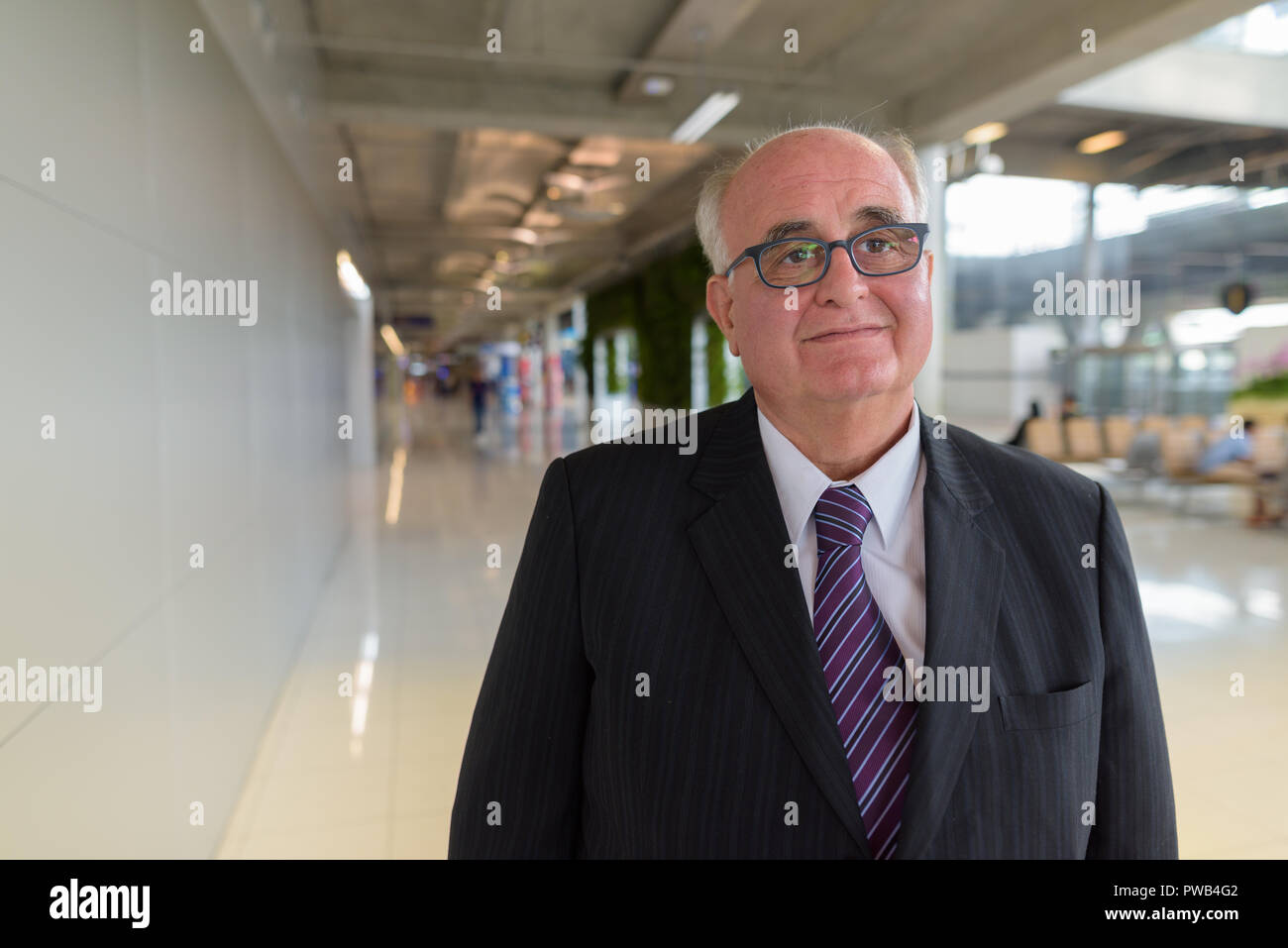 Übergewicht älterer Geschäftsmann Lounging rund um den Flughafen von Ban Stockfoto