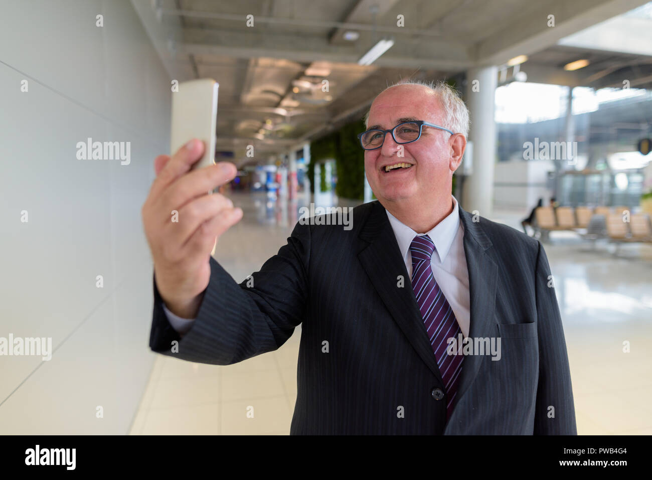 Übergewicht älterer Geschäftsmann Lounging rund um den Flughafen von Ban Stockfoto