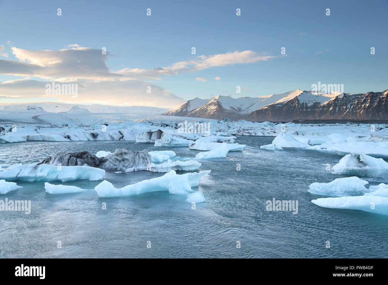 Isländischen Gletscher Jokulsarlon mit Eisberge im blauen Meer von Island Stockfoto