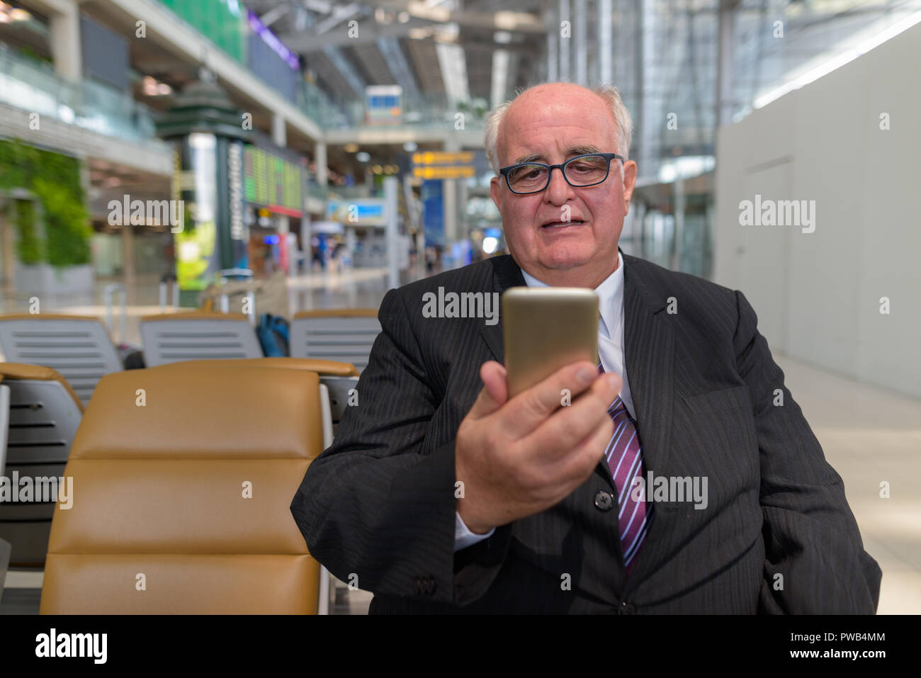 Übergewicht älterer Geschäftsmann Lounging rund um den Flughafen von Ban Stockfoto