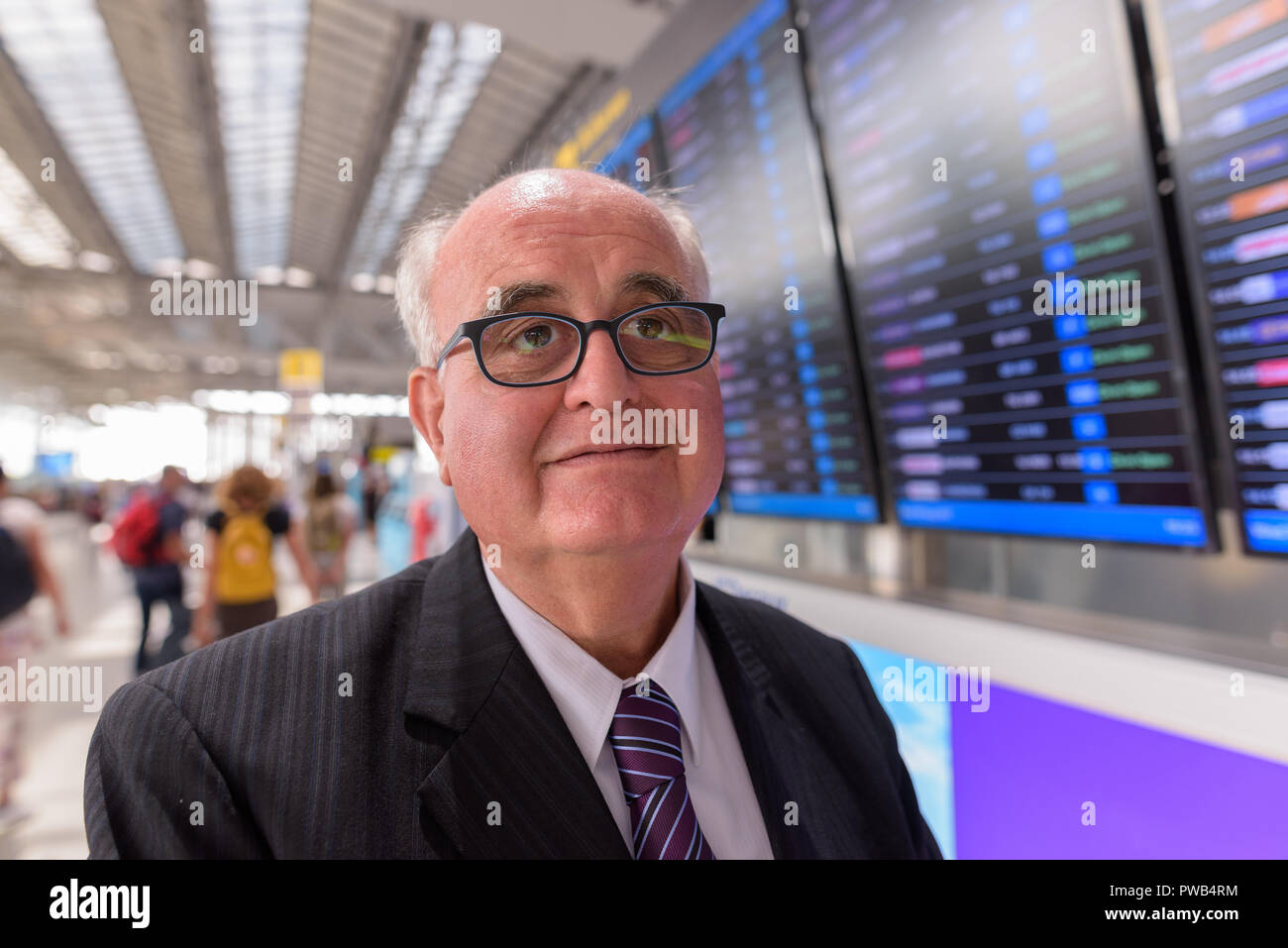 Übergewicht älterer Geschäftsmann Lounging rund um den Flughafen von Ban Stockfoto