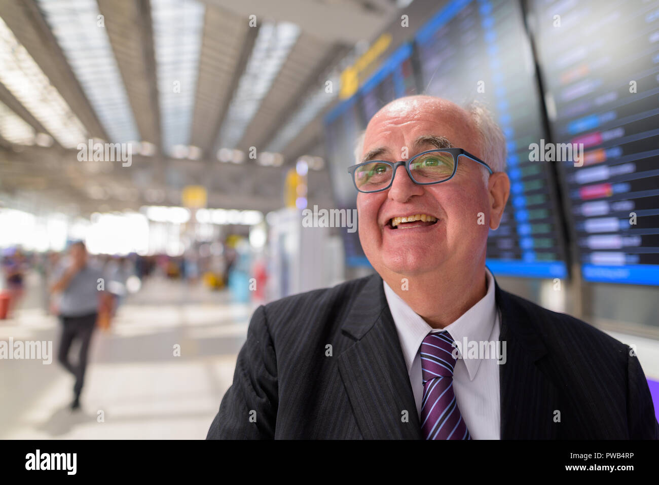 Übergewicht älterer Geschäftsmann Lounging rund um den Flughafen von Ban Stockfoto