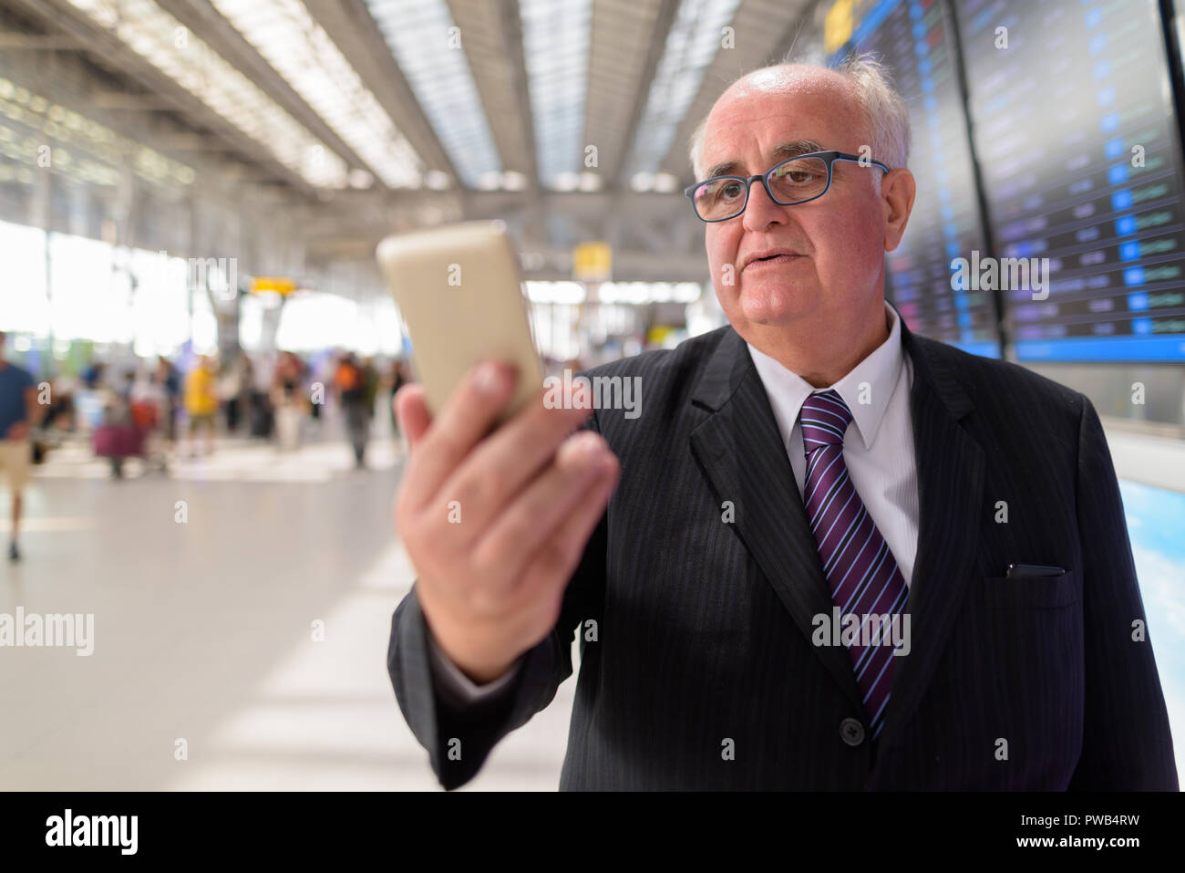 Übergewicht älterer Geschäftsmann Lounging rund um den Flughafen von Ban Stockfoto