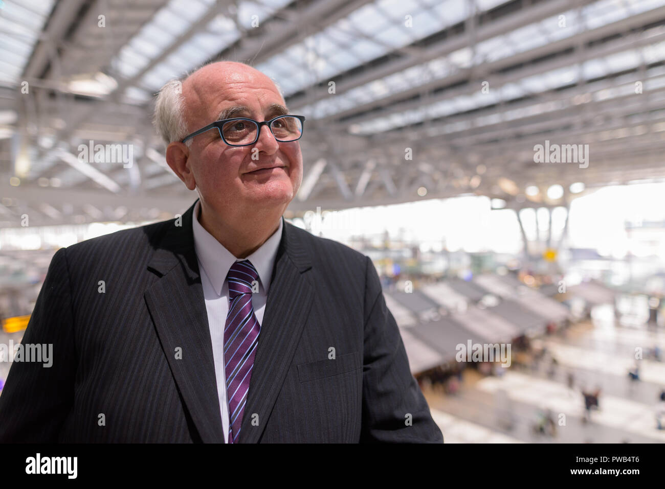 Übergewicht älterer Geschäftsmann Lounging rund um den Flughafen von Ban Stockfoto