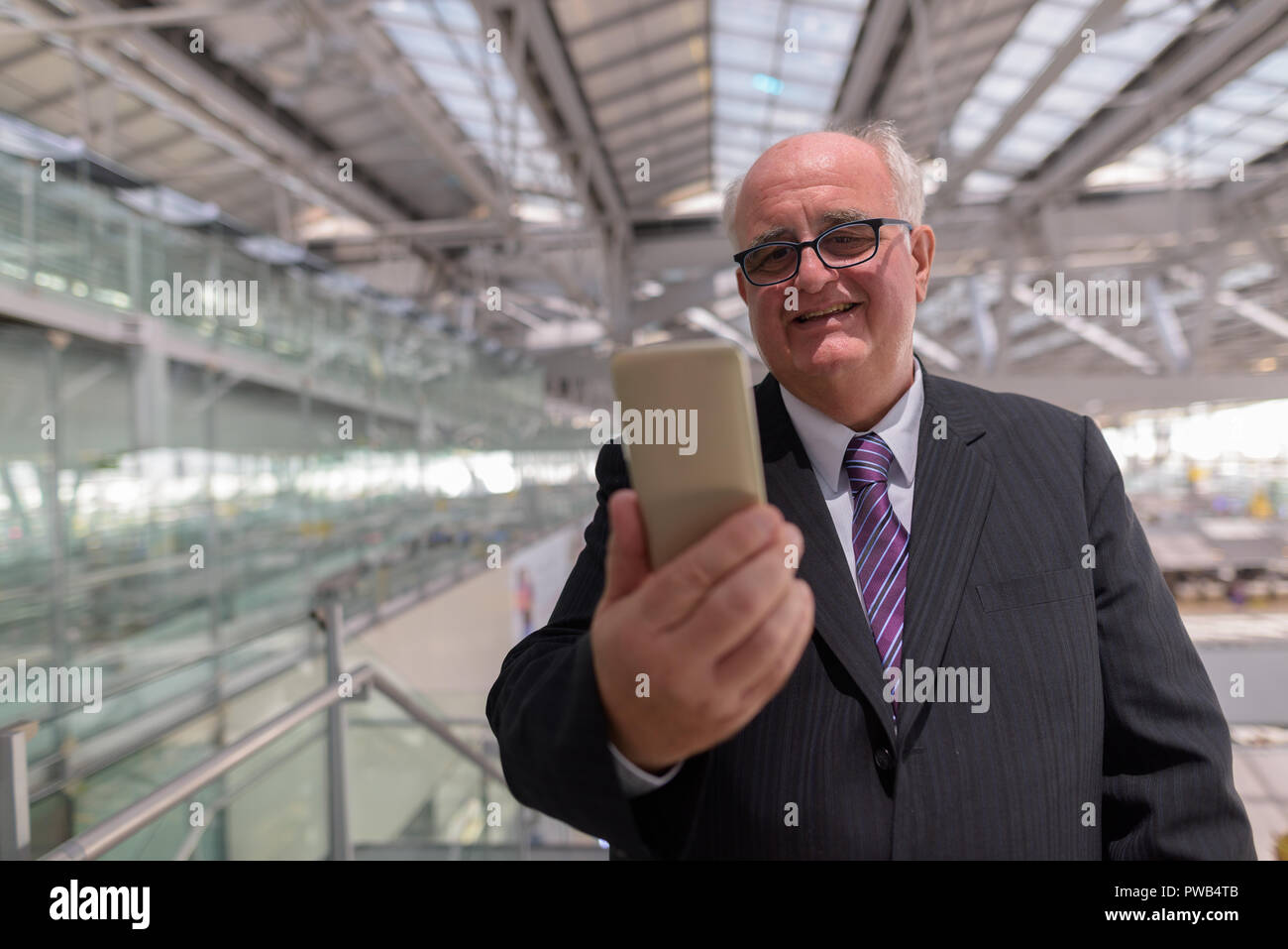 Übergewicht älterer Geschäftsmann Lounging rund um den Flughafen von Ban Stockfoto