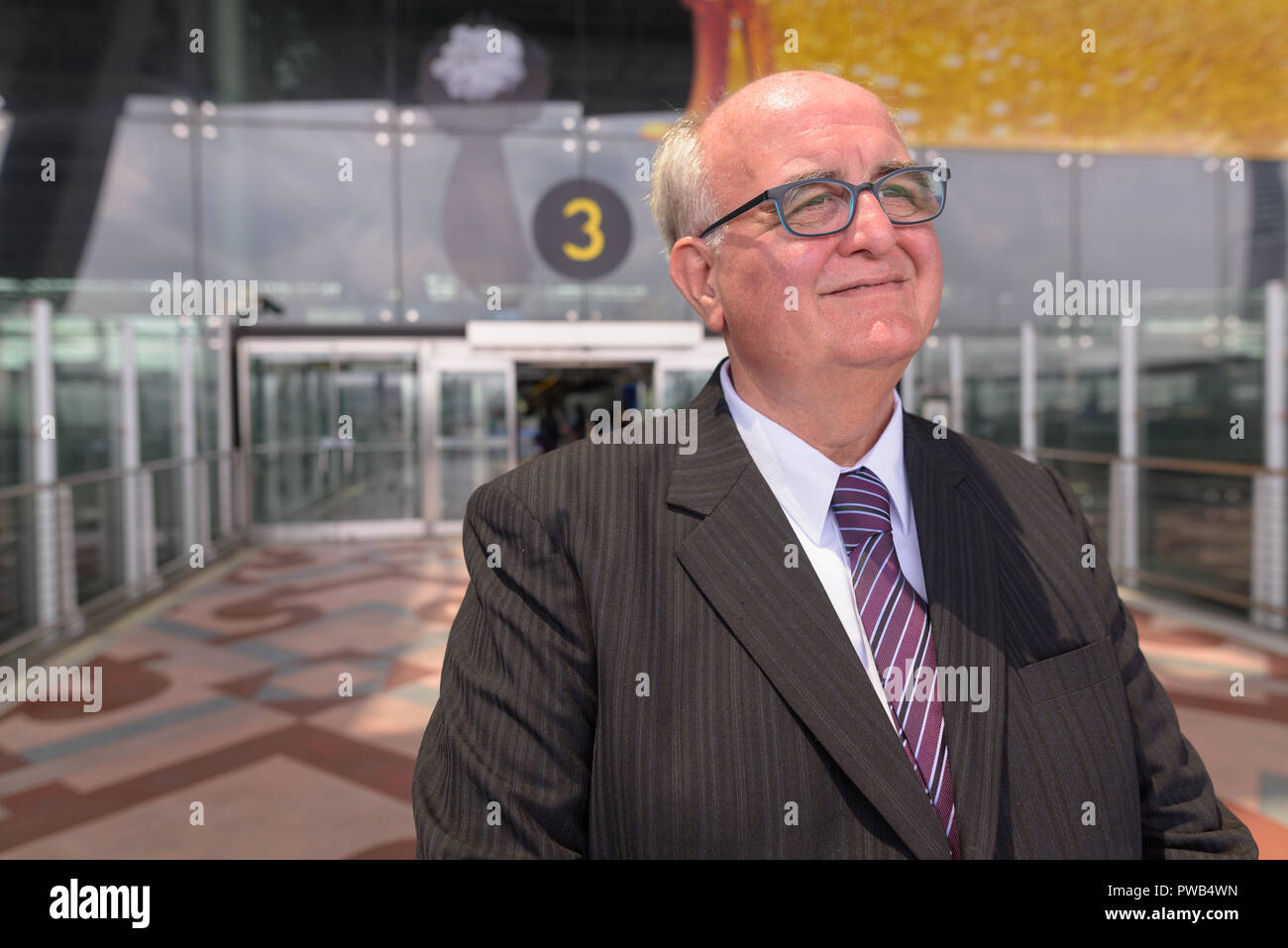 Übergewicht älterer Geschäftsmann Lounging rund um den Flughafen von Ban Stockfoto