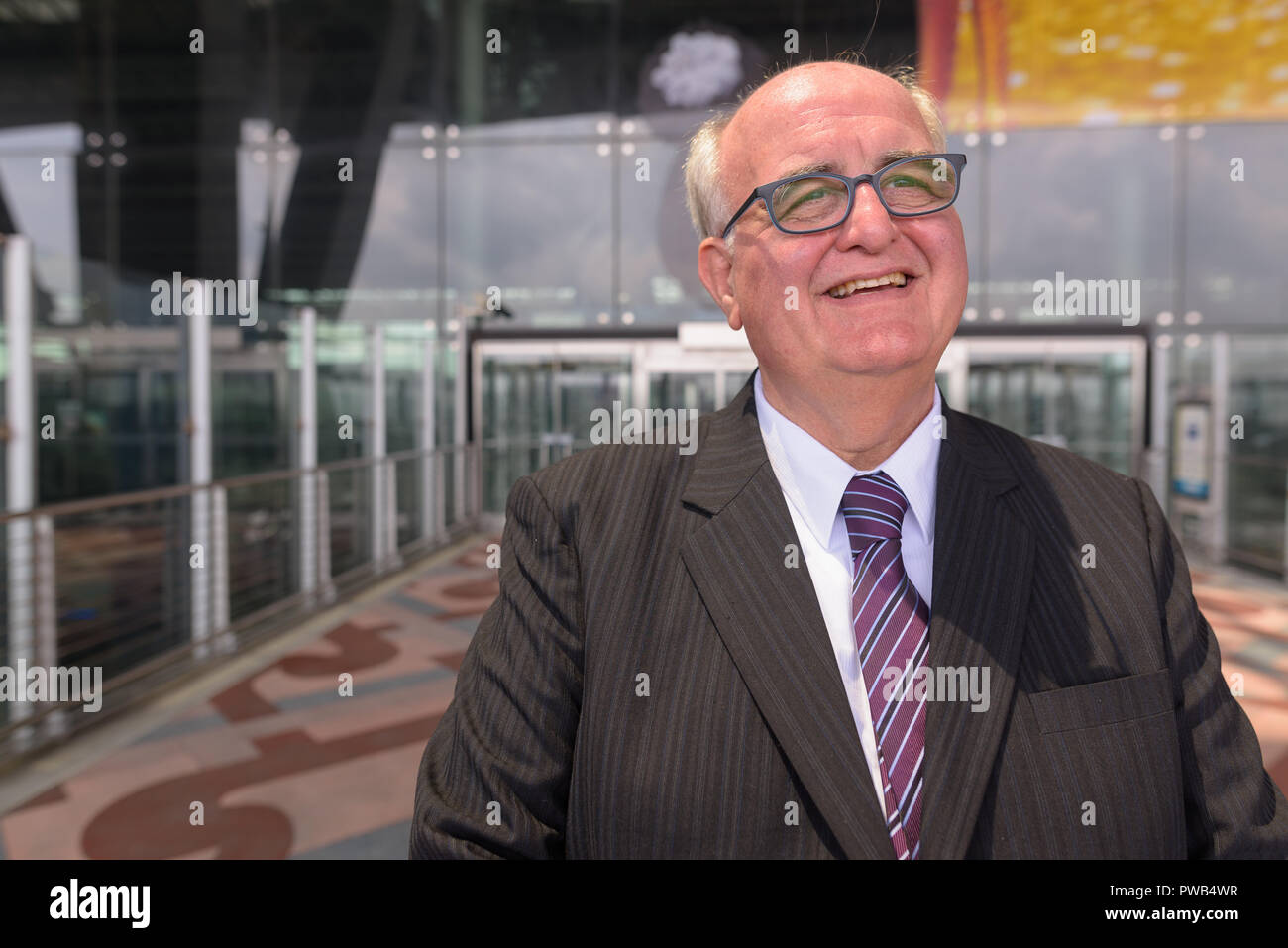 Übergewicht älterer Geschäftsmann Lounging rund um den Flughafen von Ban Stockfoto