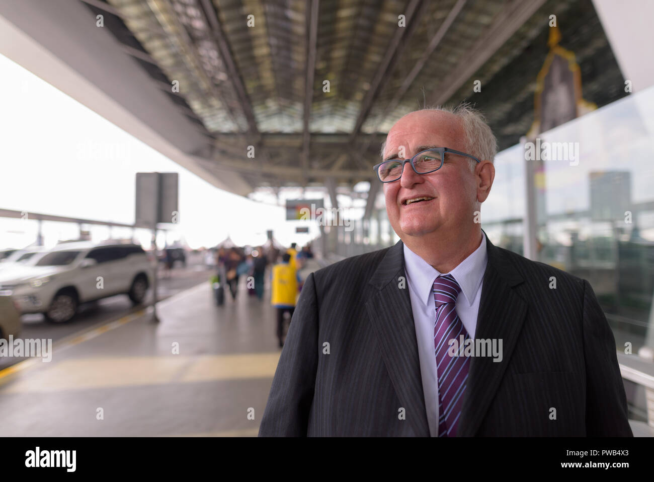 Übergewicht älterer Geschäftsmann Lounging rund um den Flughafen von Ban Stockfoto