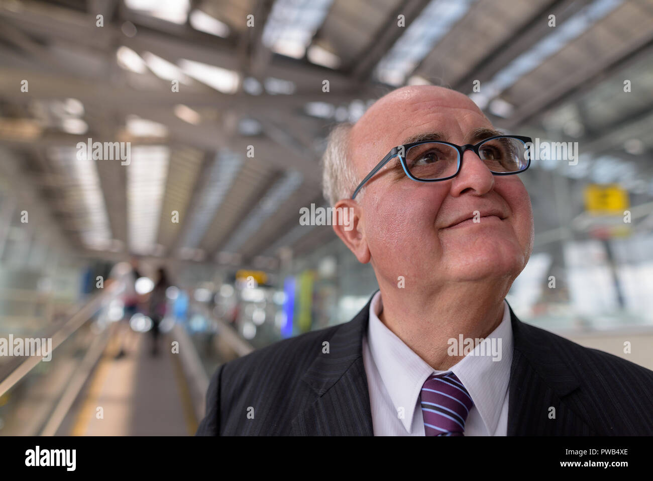 Übergewicht älterer Geschäftsmann Lounging rund um den Flughafen von Ban Stockfoto