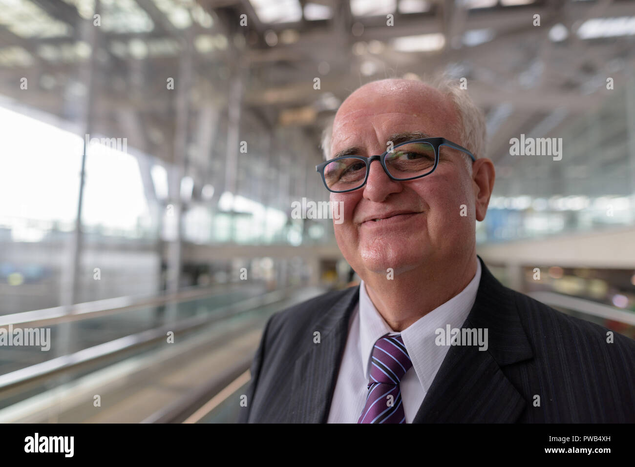 Übergewicht älterer Geschäftsmann Lounging rund um den Flughafen von Ban Stockfoto