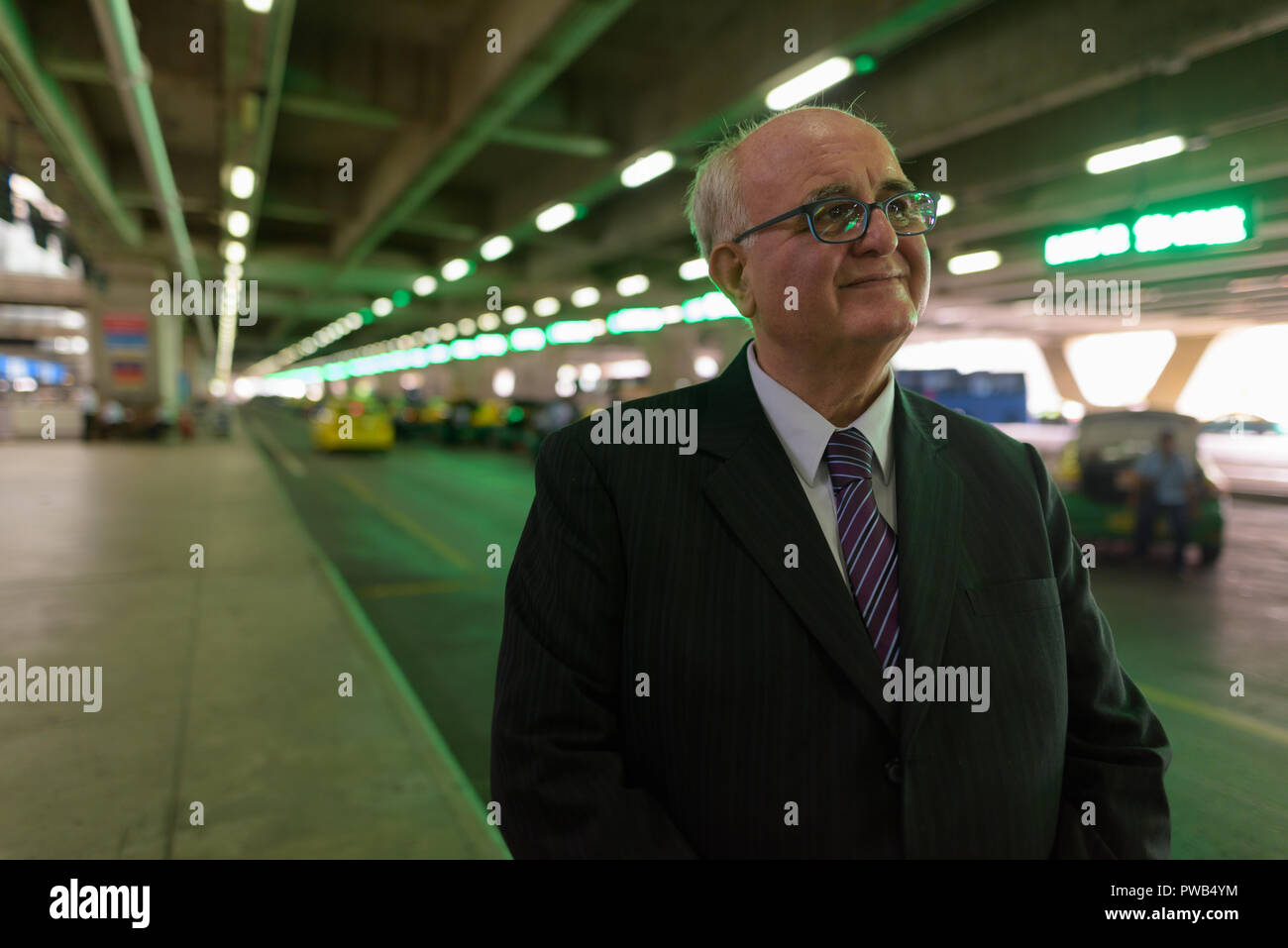 Übergewicht älterer Geschäftsmann Lounging rund um den Flughafen von Ban Stockfoto