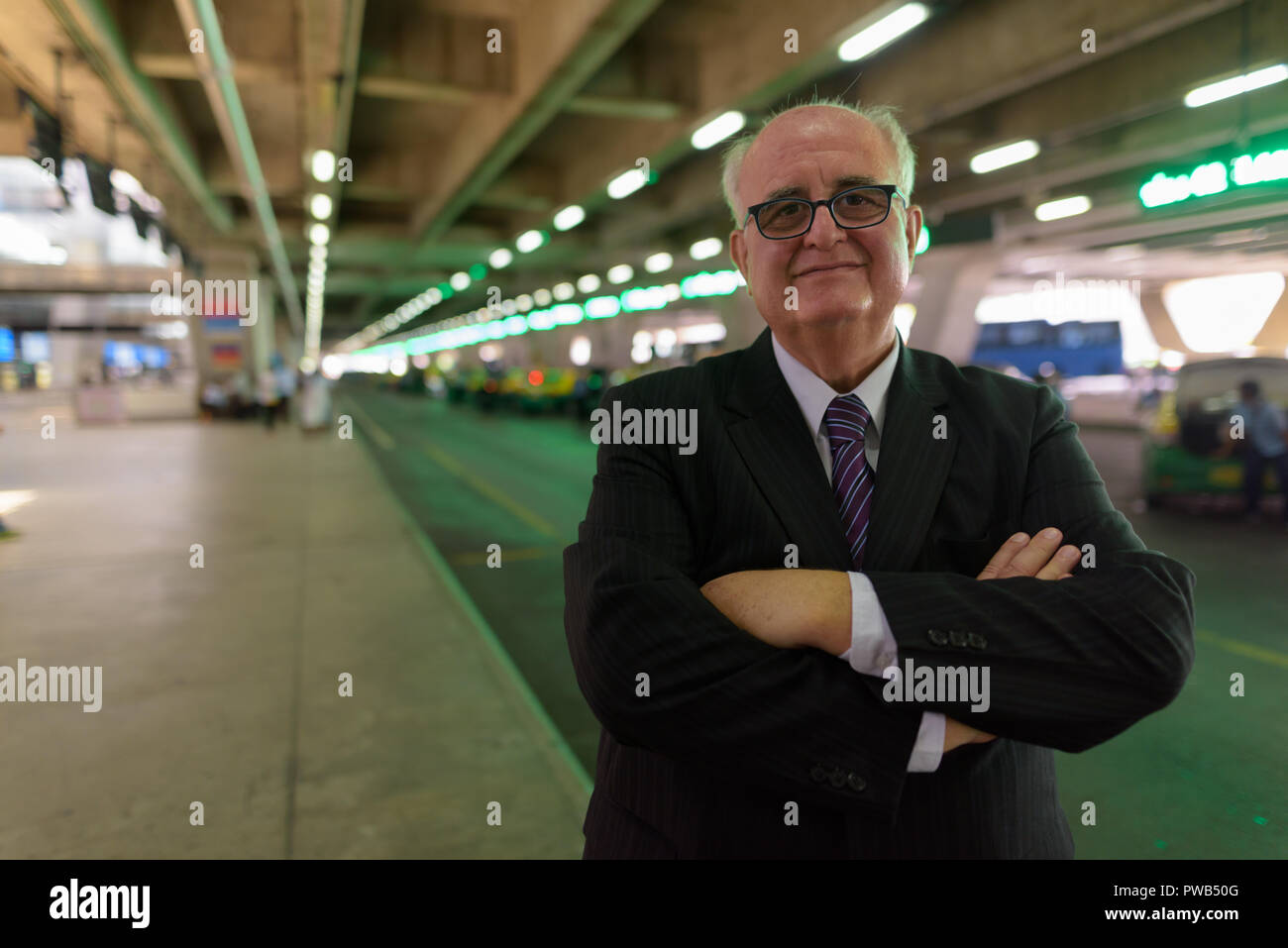 Übergewicht älterer Geschäftsmann Lounging rund um den Flughafen von Ban Stockfoto