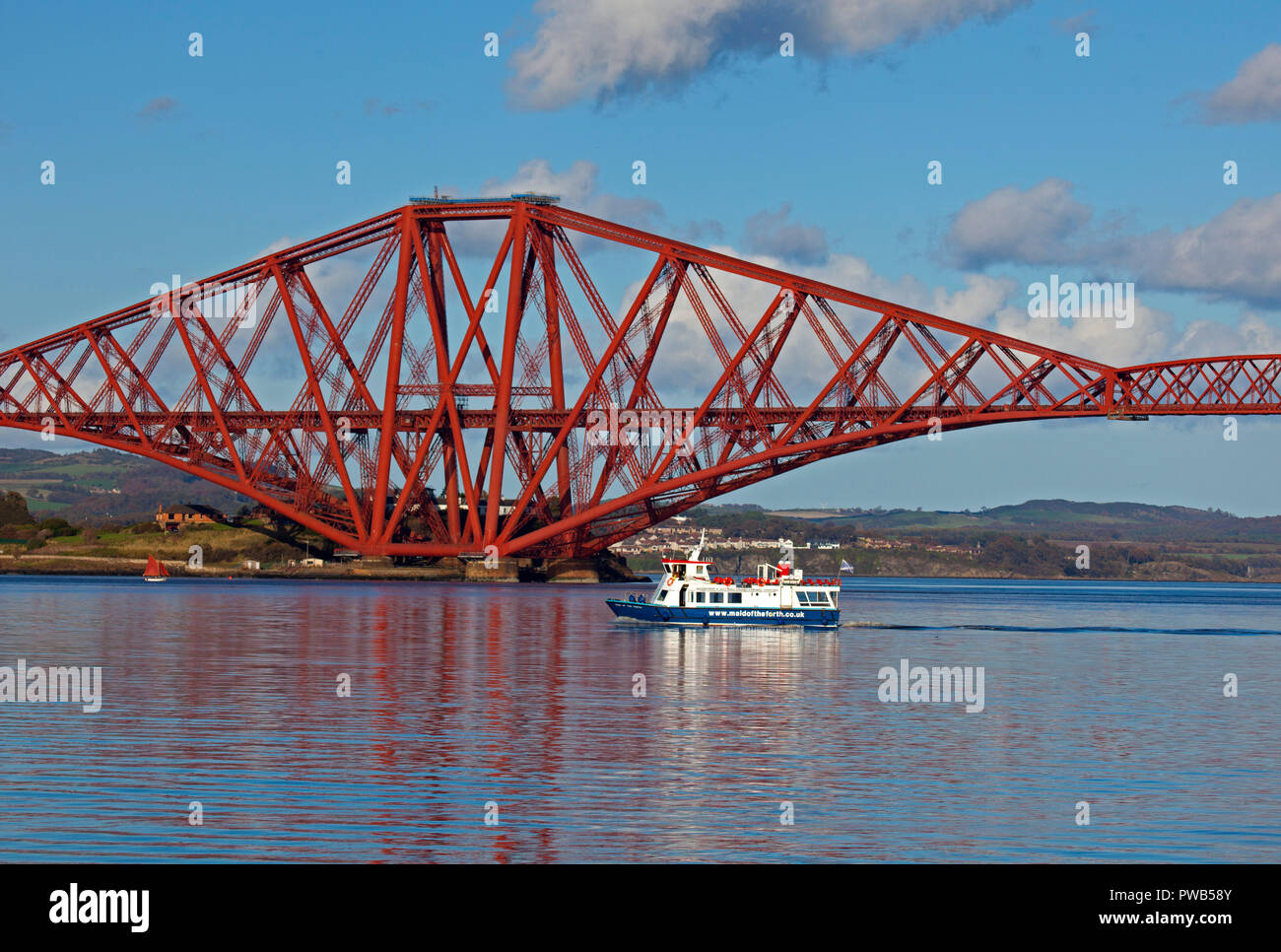 Edinburgh, Schottland, Großbritannien. 14. Oktober 2018. Wetter in Großbritannien, nach einem sehr trüben kalten Morgen die Sonne am frühen Nachmittag, und bei 13 Grad es fühlte sich warm in der Sonne, nicht viel Wind die Besatzungen der kleine Segelboote in Forth Estuary unter die Forth Bridges zu unterstützen, aber die Touristen auf die Magd des Her tour Boot hatte einen wunderschönen Nachmittag für das Segeln. Stockfoto