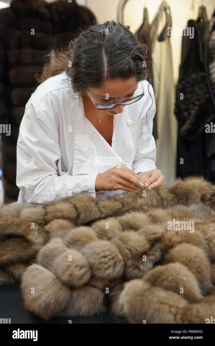 Rom, Italien. 14. Oktober 2018. Junge Handwerker arbeitet an einem Nerz Pelz ihre Arbeit mit der Öffentlichkeit im Arbeitsraum von Fendi main store in Rom. Nicola Forenza/Alamy leben Nachrichten Stockfoto