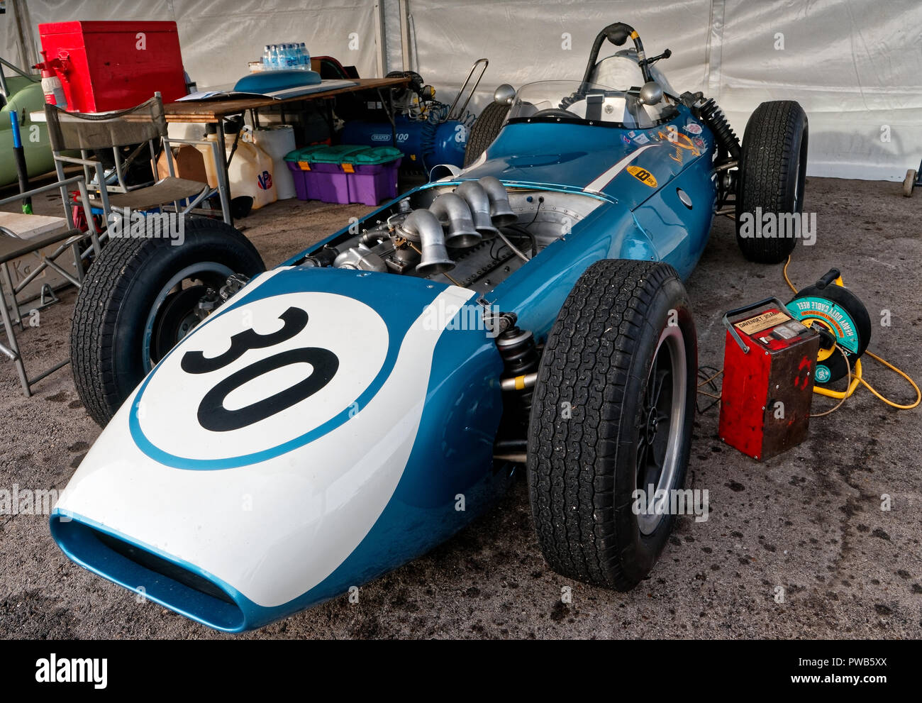 Rennstrecke von Jarama, Madrid, Spanien. 13. - 14. Oktober, 2018: Rennwagen #30 Skarabäus Offenhauser, 1960, 2.400 cm³, Fahrer Julian Bronson. Wettbewerb der Historischen Grand Prix Automobile Association (HGPCA) an der Rennstrecke von Jarama bei Madrid, Spanien. Enrique Palacio Sans./Alamy leben Nachrichten Stockfoto